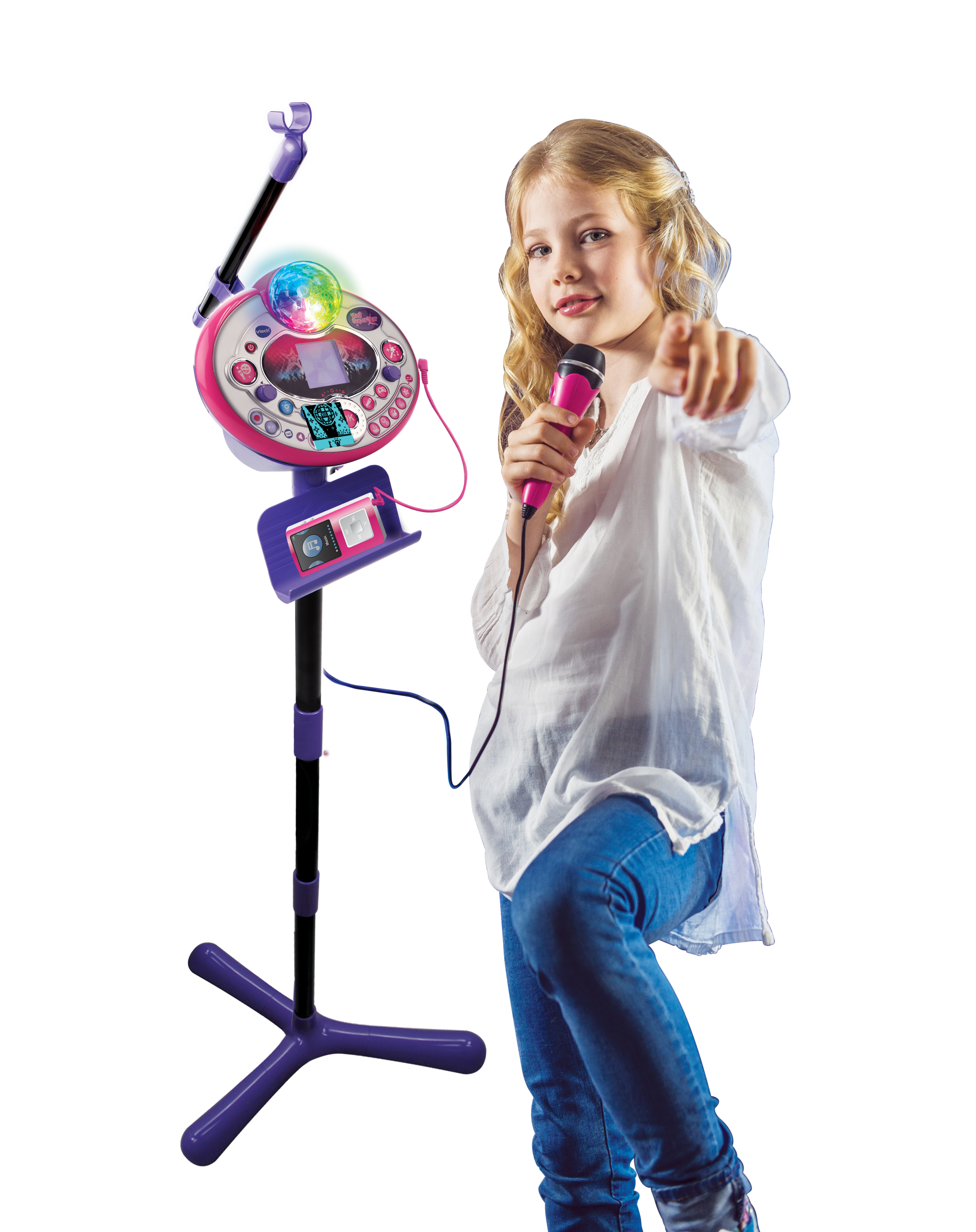 Dziewczyna z maszyną do karaoke. Trzyma różowy mikrofon, wskazując. Stojak do karaoke ma światło i ekran.