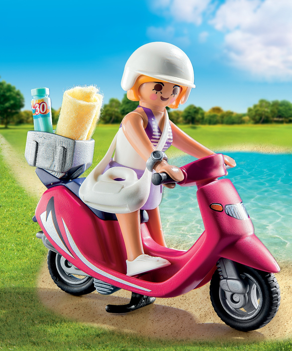 Playmobil-Figur auf pinkfarbenem Roller, mit Strandtasche und Sonnencreme.