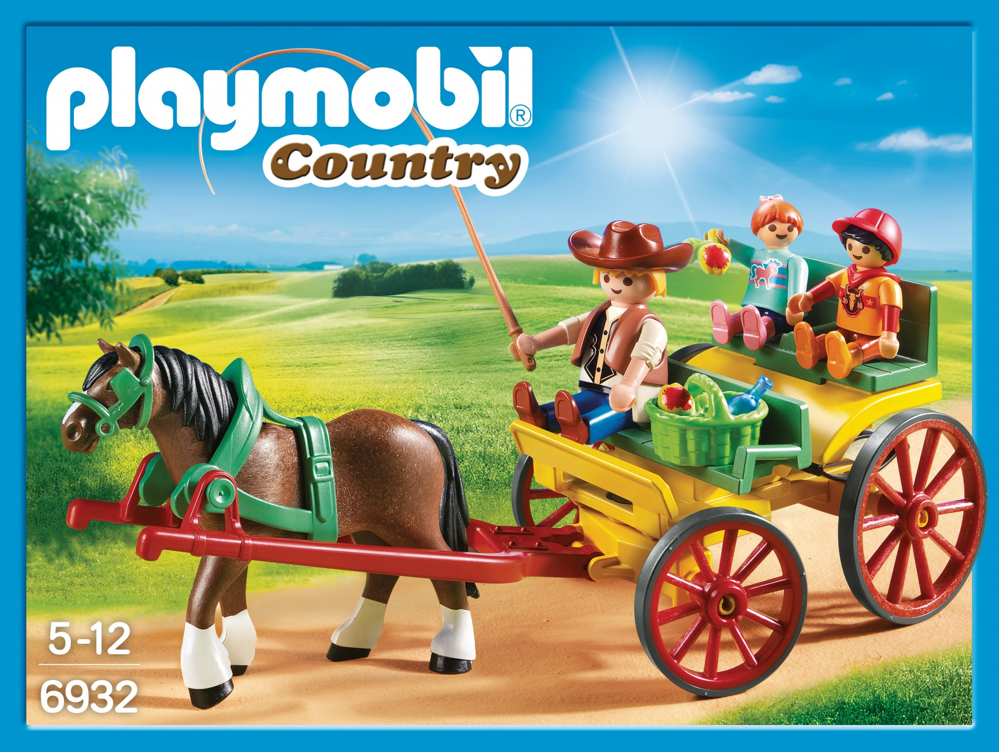 Zestaw Playmobil Country z wozem konnym przewożącym ludzi i rybakiem. Tło z błękitnym niebem.