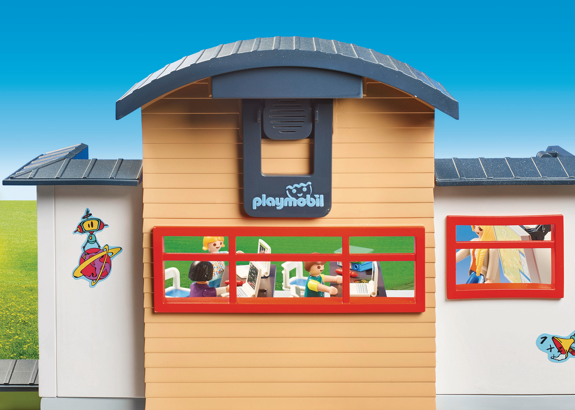 Un edificio scolastico giocattolo con bambini nelle finestre e un logo in alto.