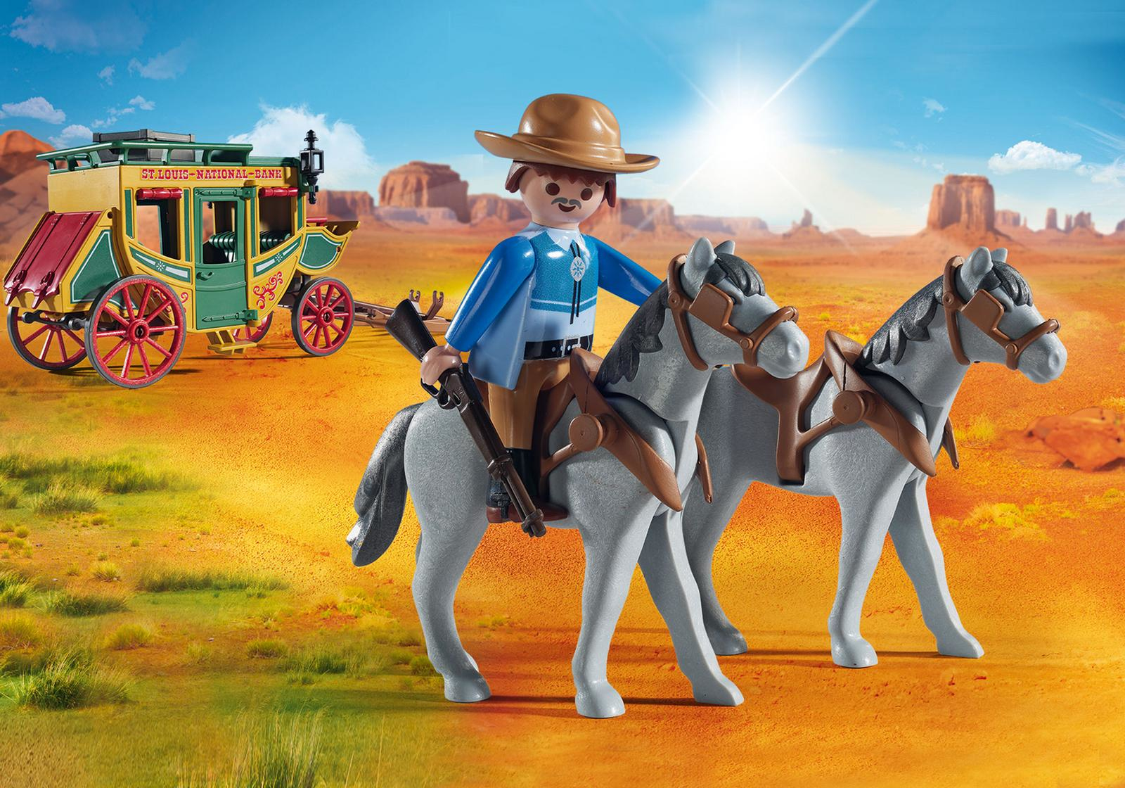 Playmobil-Szene: Cowboy auf dem Pferd, zwei Pferde, Postkutsche und Wüstenlandschaft. Sonniger, klarer Himmel.