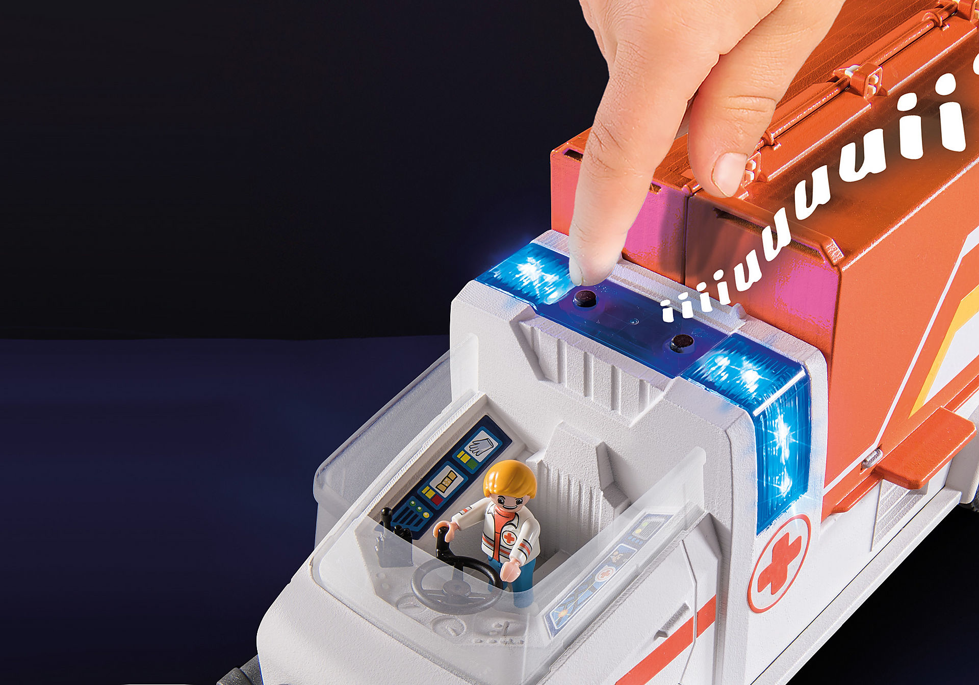 Ein Finger drückt ein Licht auf einem Playmobil Krankenwagen-Spielzeug.