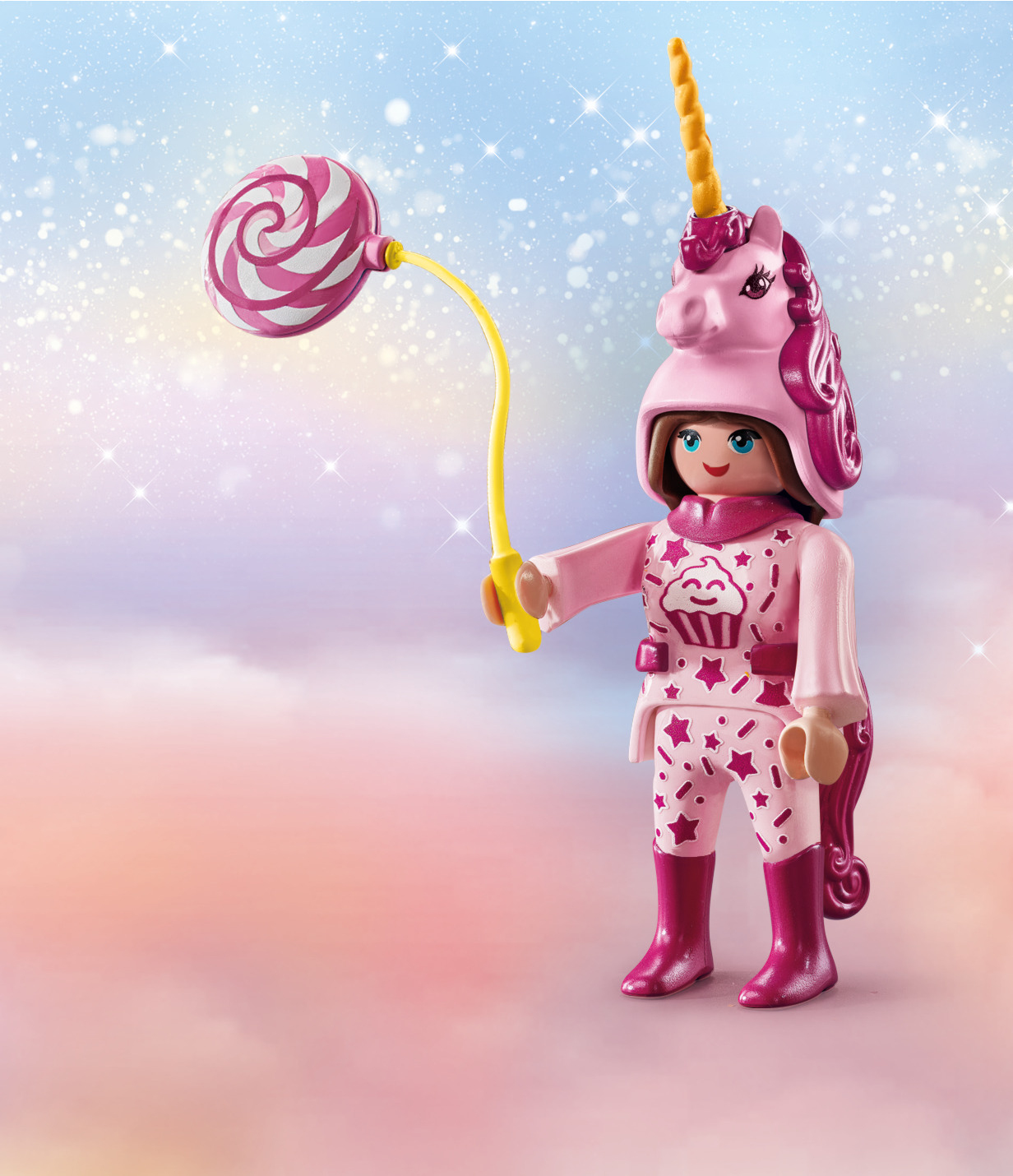 Eine Figur in einem Einhornkostüm, die einen Lolli hält, steht vor einem pastellfarbenen, sternenübersäten Hintergrund.