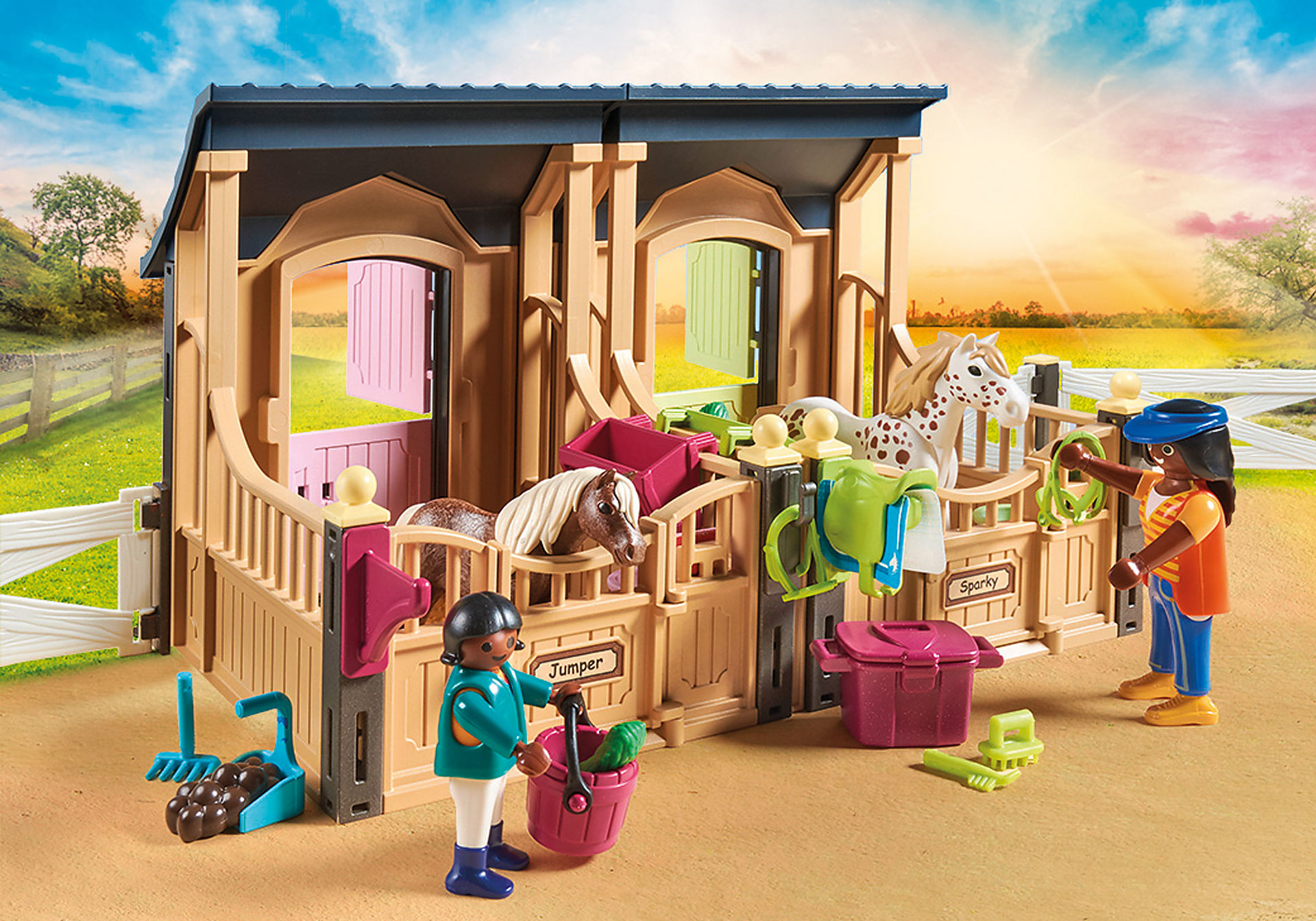 Jeu de l'écurie Playmobil avec des chevaux, des cavaliers et des accessoires d'écurie, en extérieur.