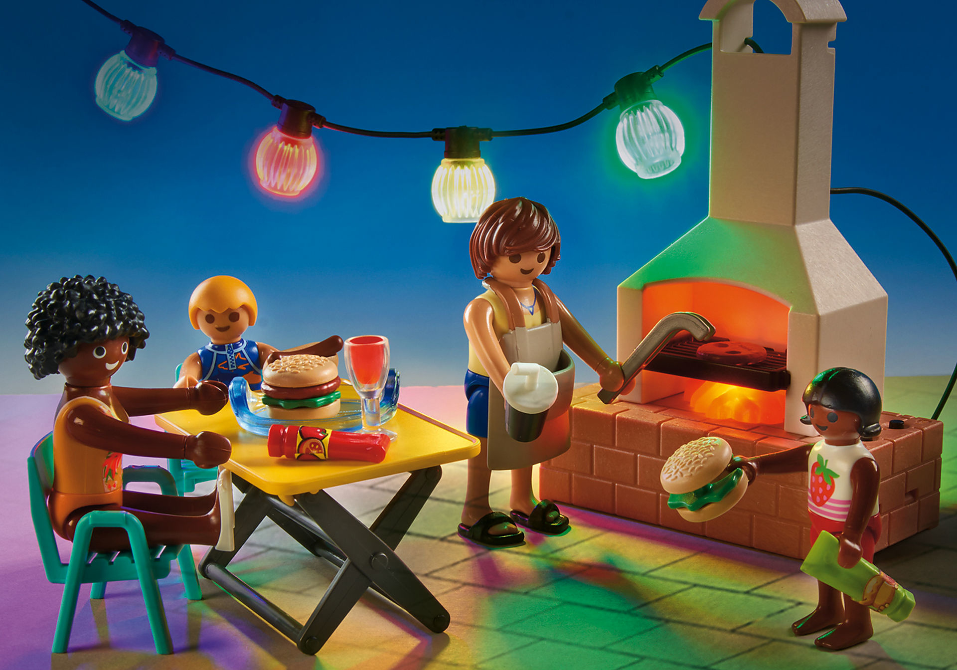 Scena Playmobil: ludzie wokół grilla, jedzący hamburgery, z tłem nocnego nieba.