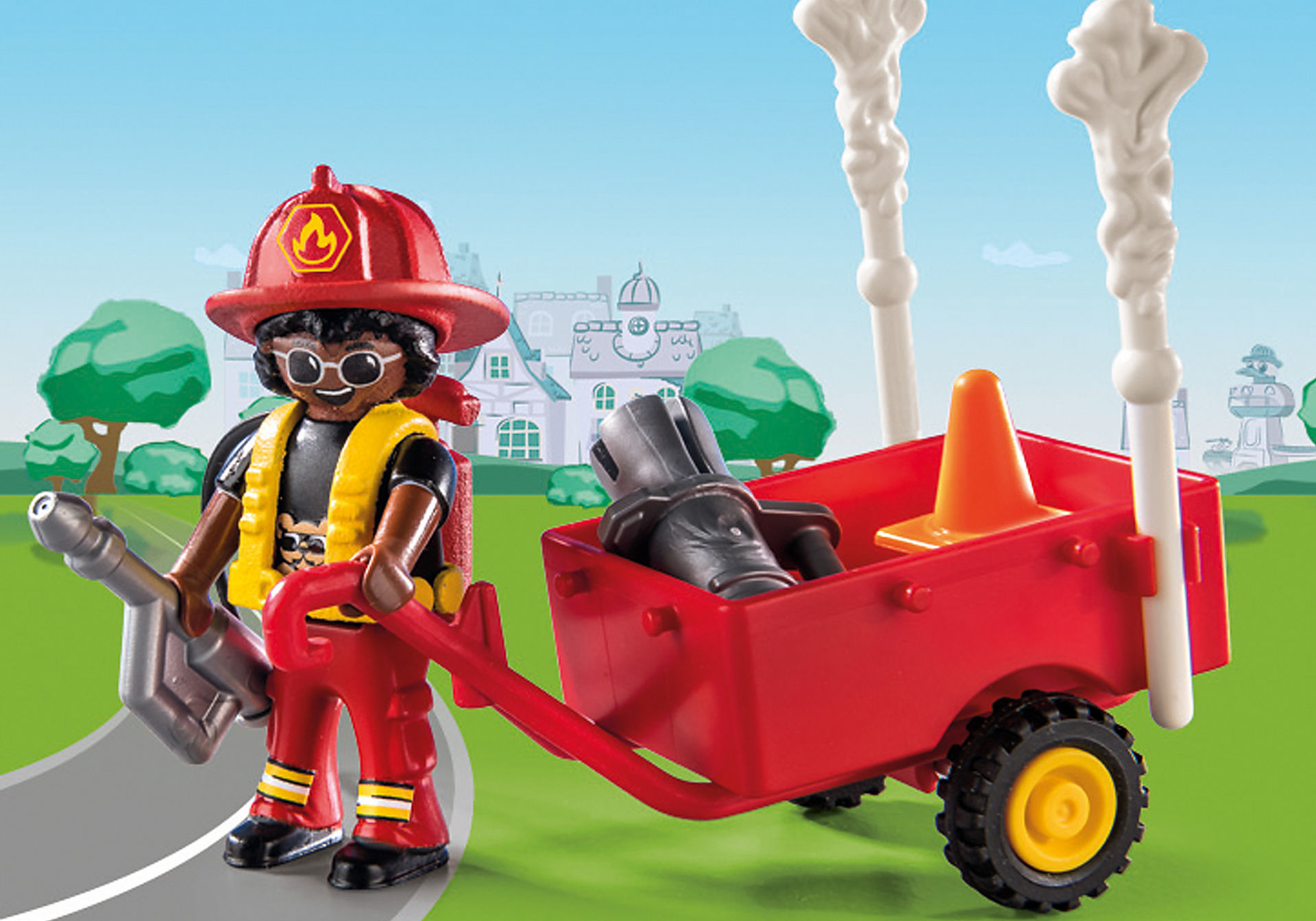 Ein Spielzeugfeuerwehrmann mit rotem Wagen, Brille und Helm in einer Parkszene.