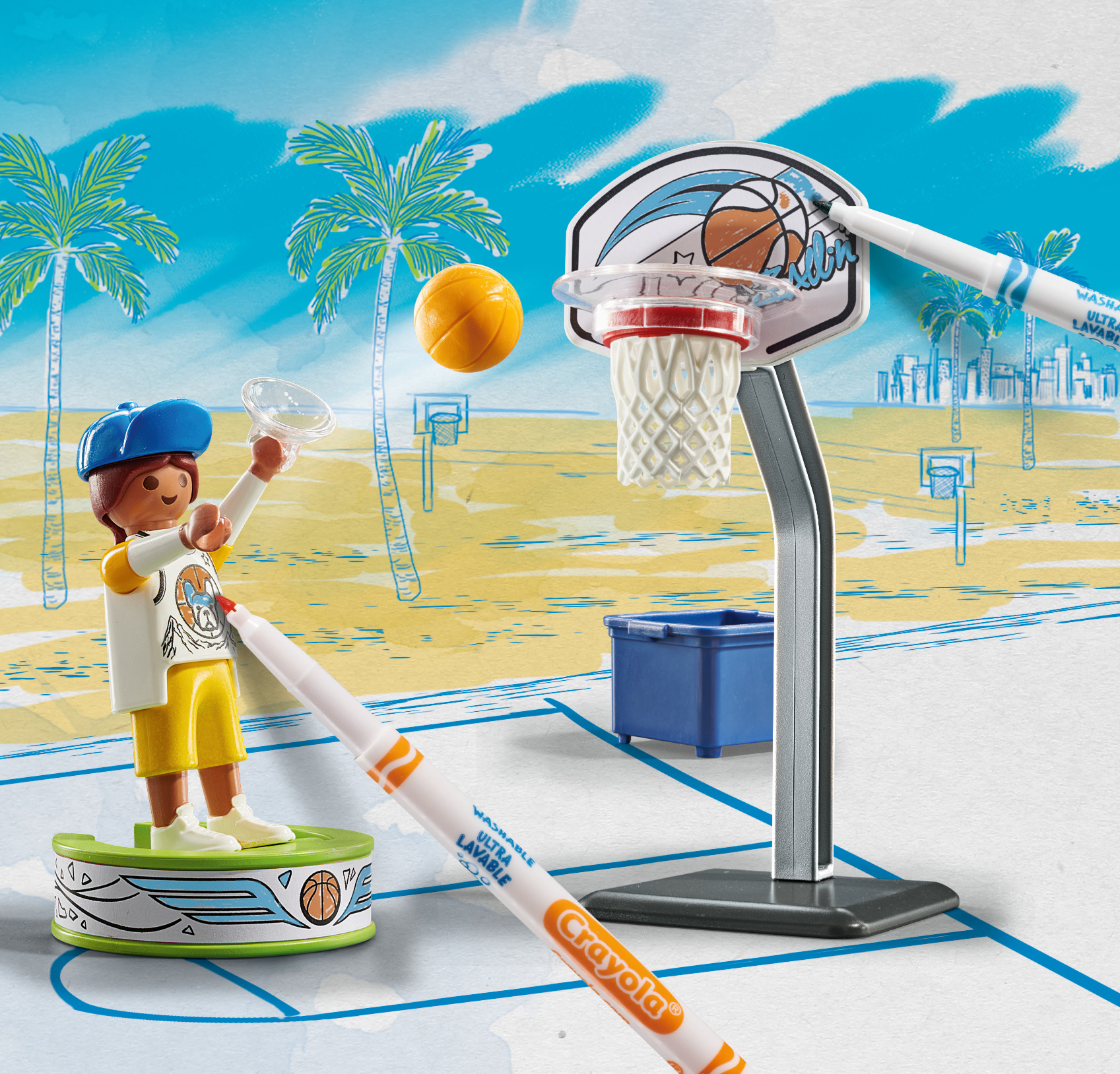 Playmobil-Figur, die mit Markern eine Basketballfeld-Umrisse zeichnet.