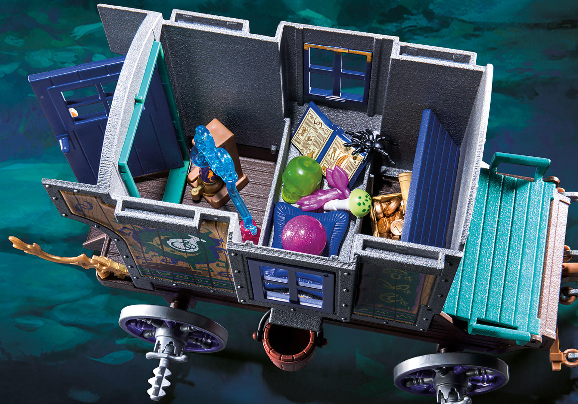 Zabawkowa kareta ze szczegółowym wnętrzem zawierającym różne przedmioty na ciemnym, teksturowanym tle.