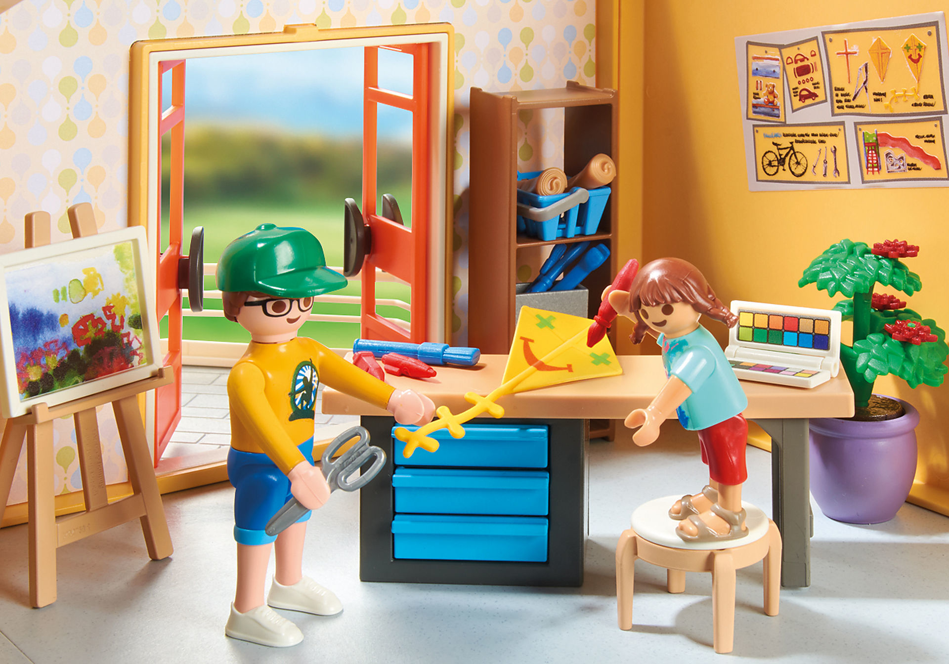 Zwei Playmobil-Figuren basteln einen Drachen. Einer hält eine Schere, der andere malt. Kunstbedarf und Malerei in der Nähe.