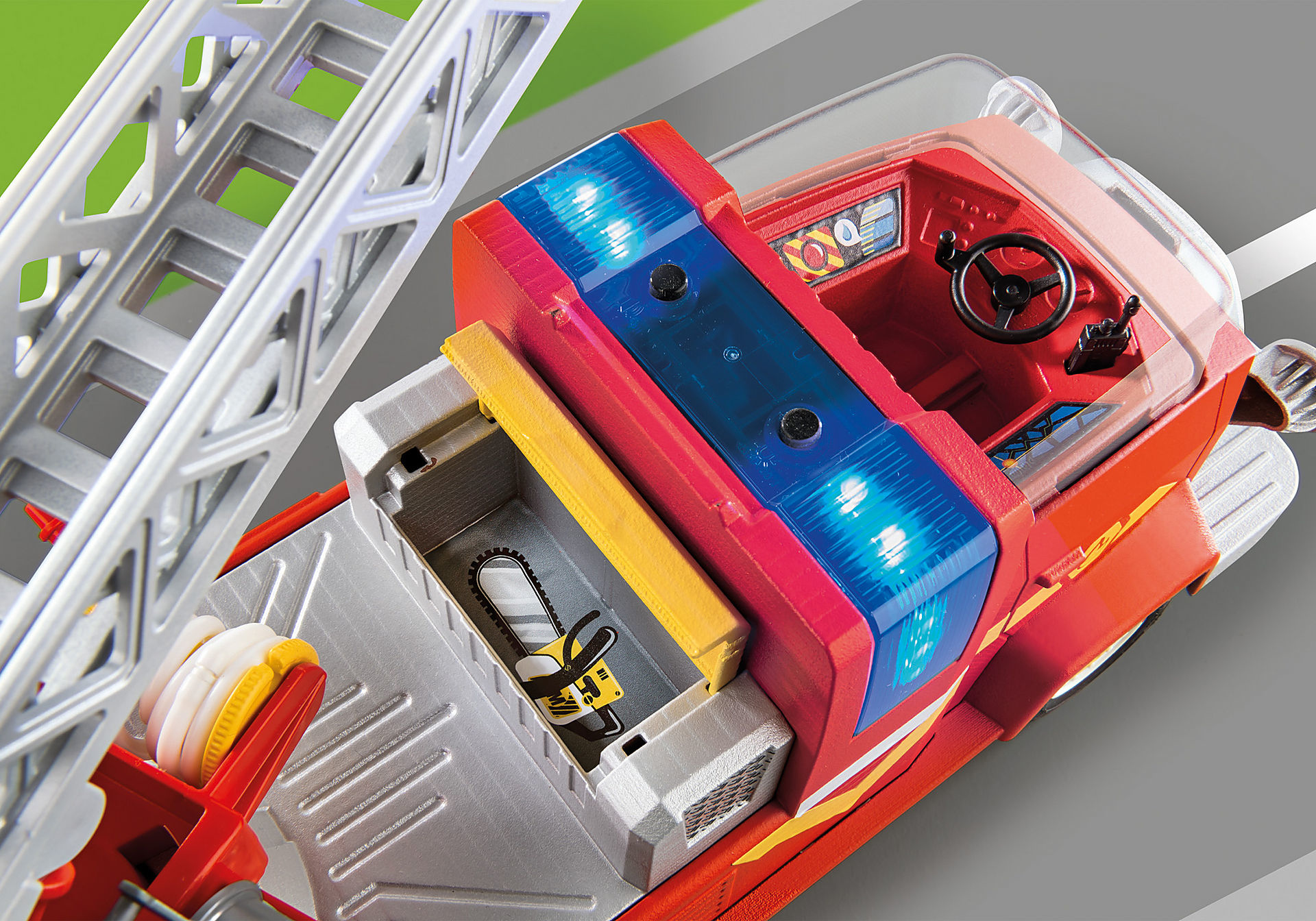 Ein Playmobil-Feuerwehrwagen mit ausziehbarer Leiter und detaillierter Innenausstattung.