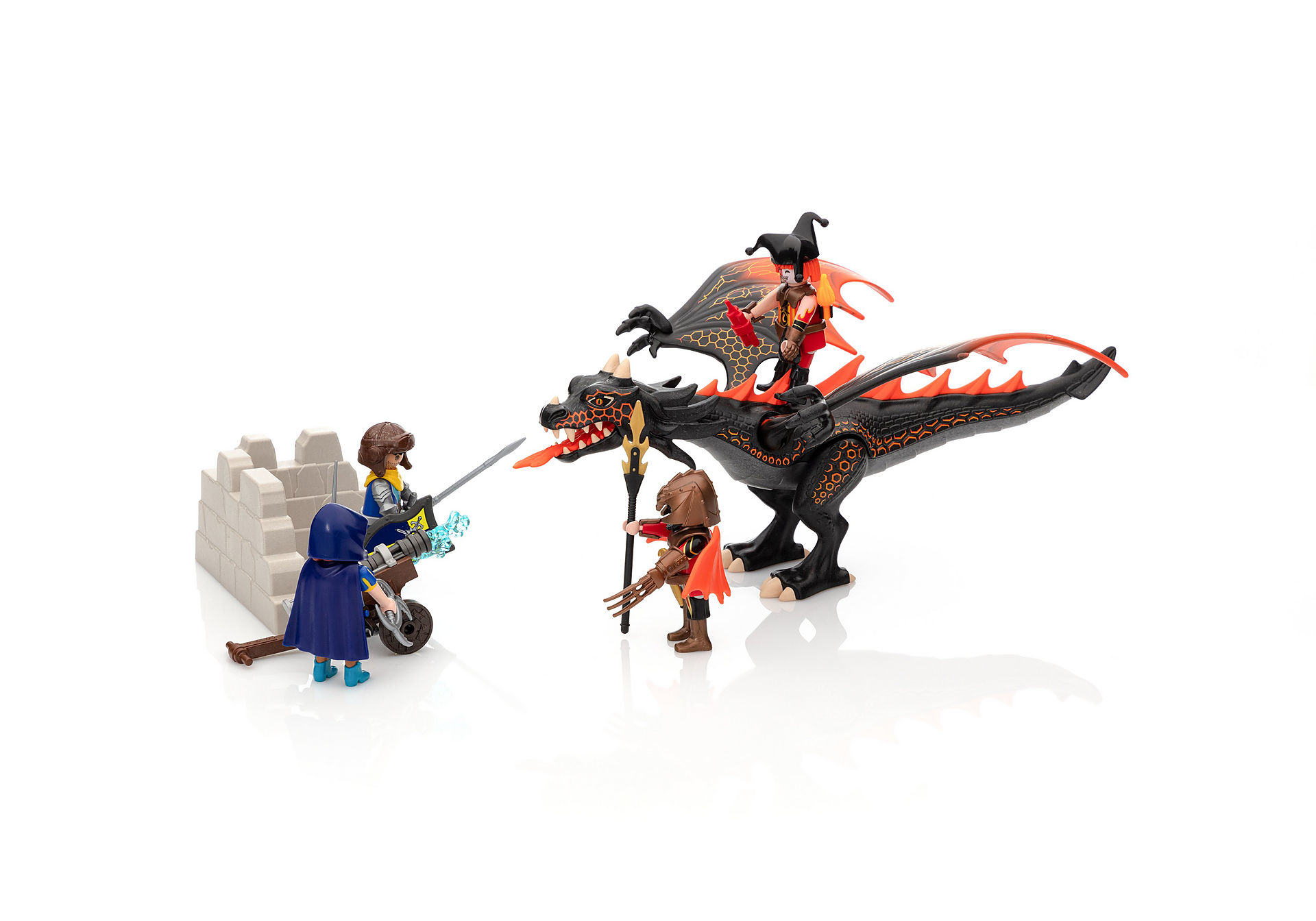 Scena fantasy Playmobil ze smokiem, rycerzem, czarodziejem i figurkami na białym tle.