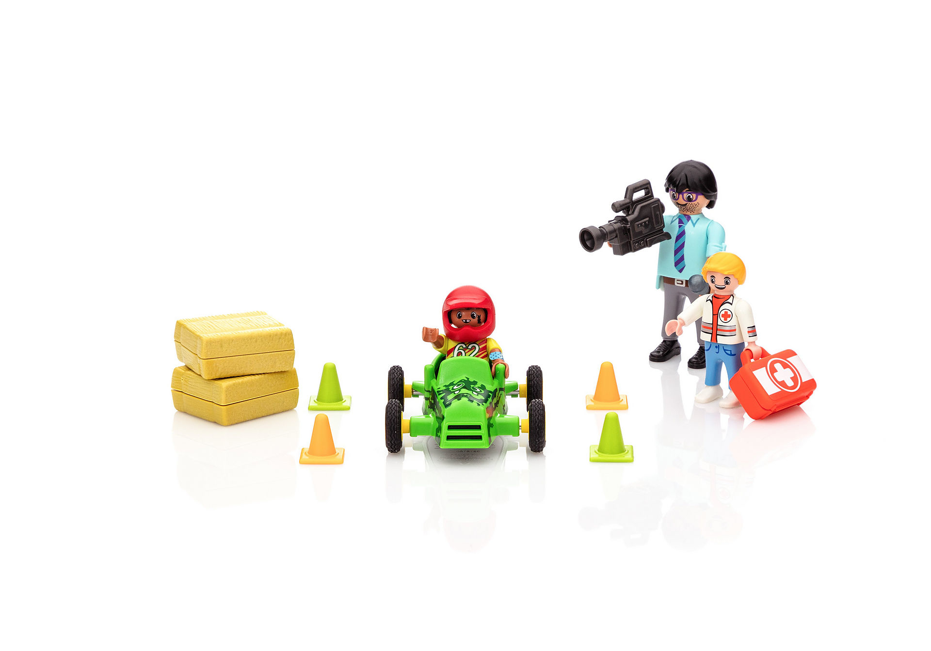 Zestaw Playmobil z samochodem wyścigowym, figurkami i kamerą, na białym tle.