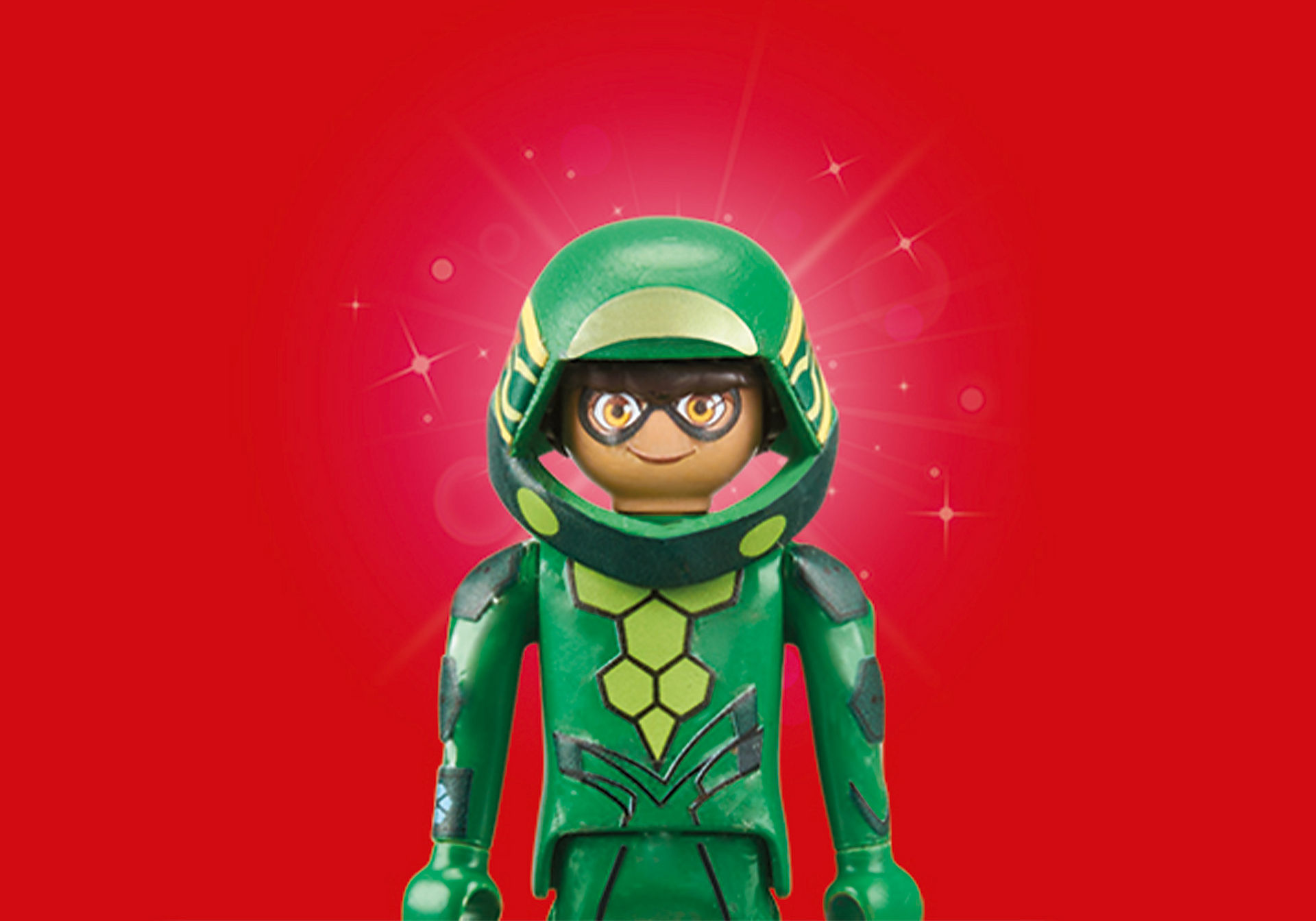 Eine grüne Playmobil-Figur mit grünem Helm und Uniform steht vor rotem Hintergrund.