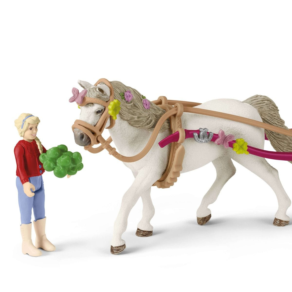 Ein Mädchen mit einem Pferdespielzeug mit Blumendesign. Das Mädchen hält einen Blumenstrauß.
