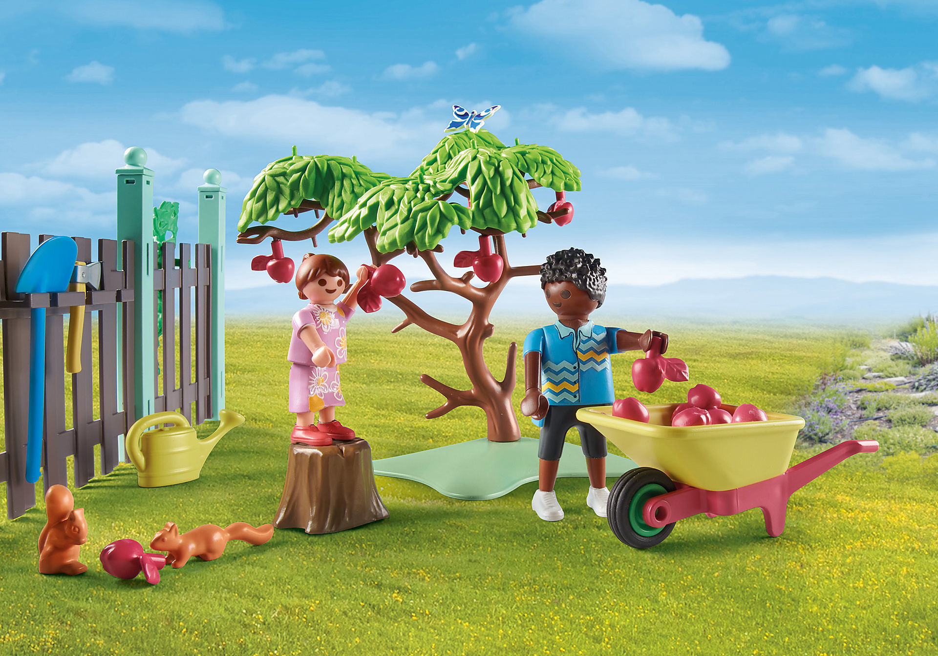 Playmobil-Figuren, die Äpfel von einem Baum pflücken, mit Schubkarre und Zubehör.