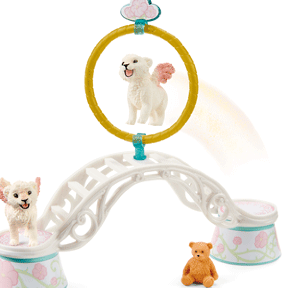Scena giocattolo con figurine di cani alati. Sfondo bianco.