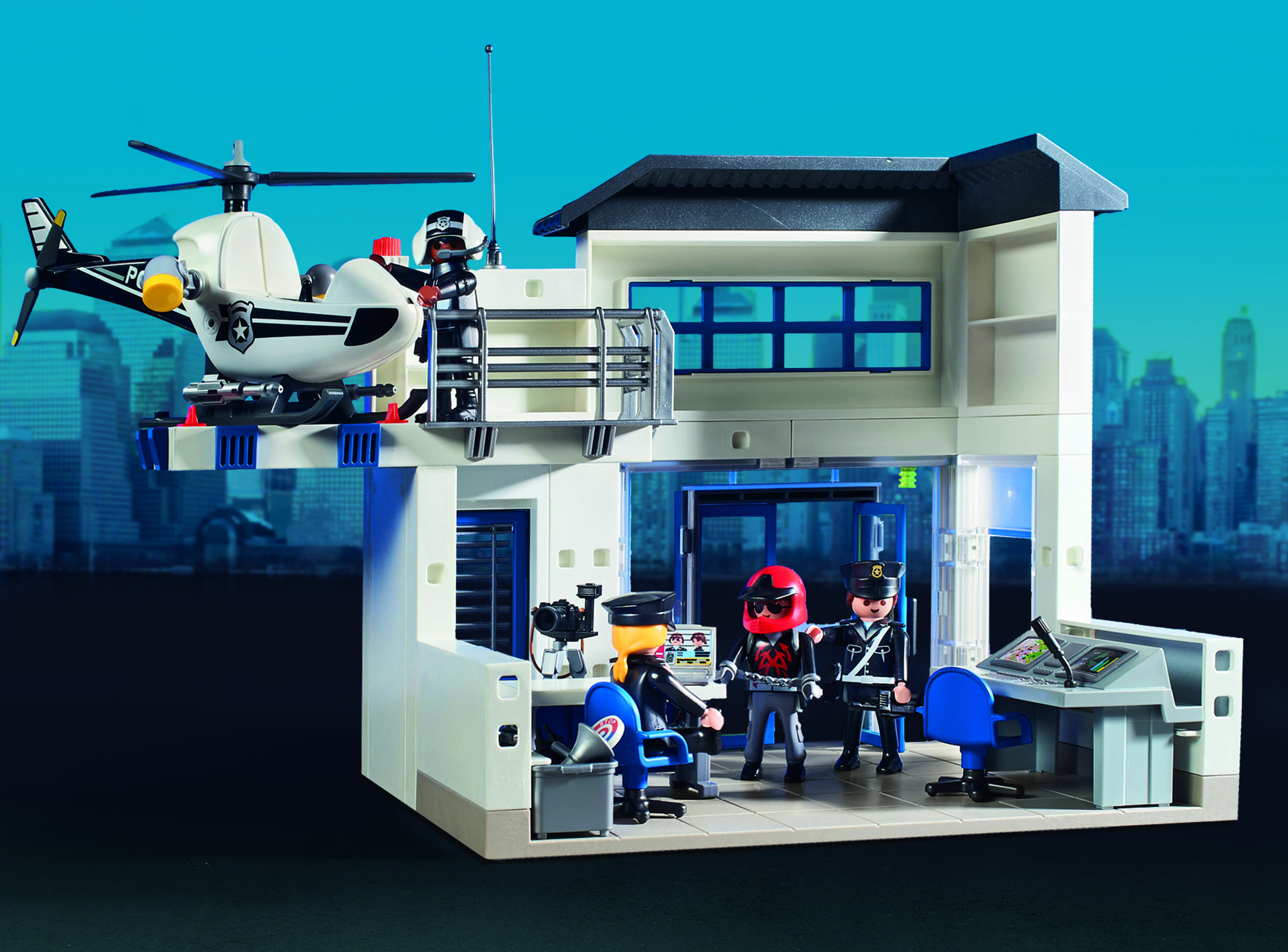 Set della stazione di polizia Playmobil con elicottero. Poliziotti all'interno. Un uomo viene arrestato.