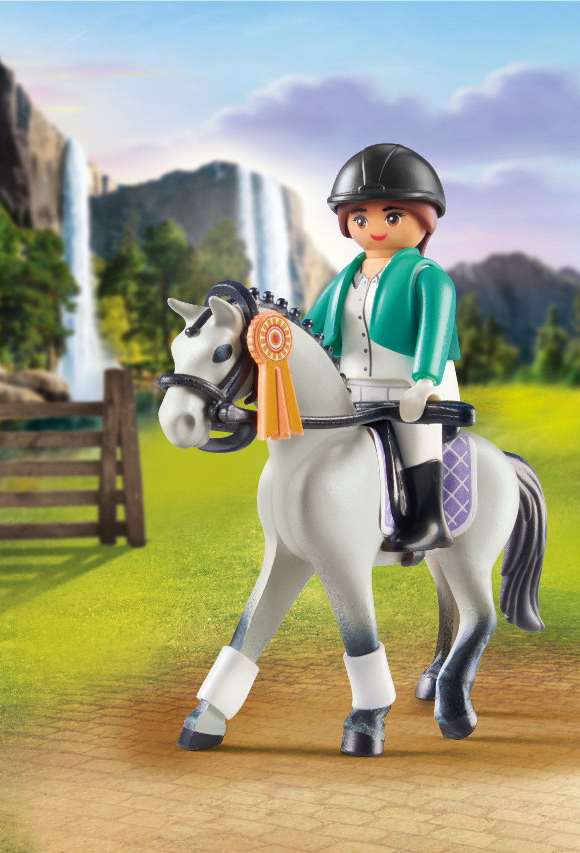 Una niña con atuendo ecuestre monta un caballo blanco. Una cascada y árboles en el fondo.