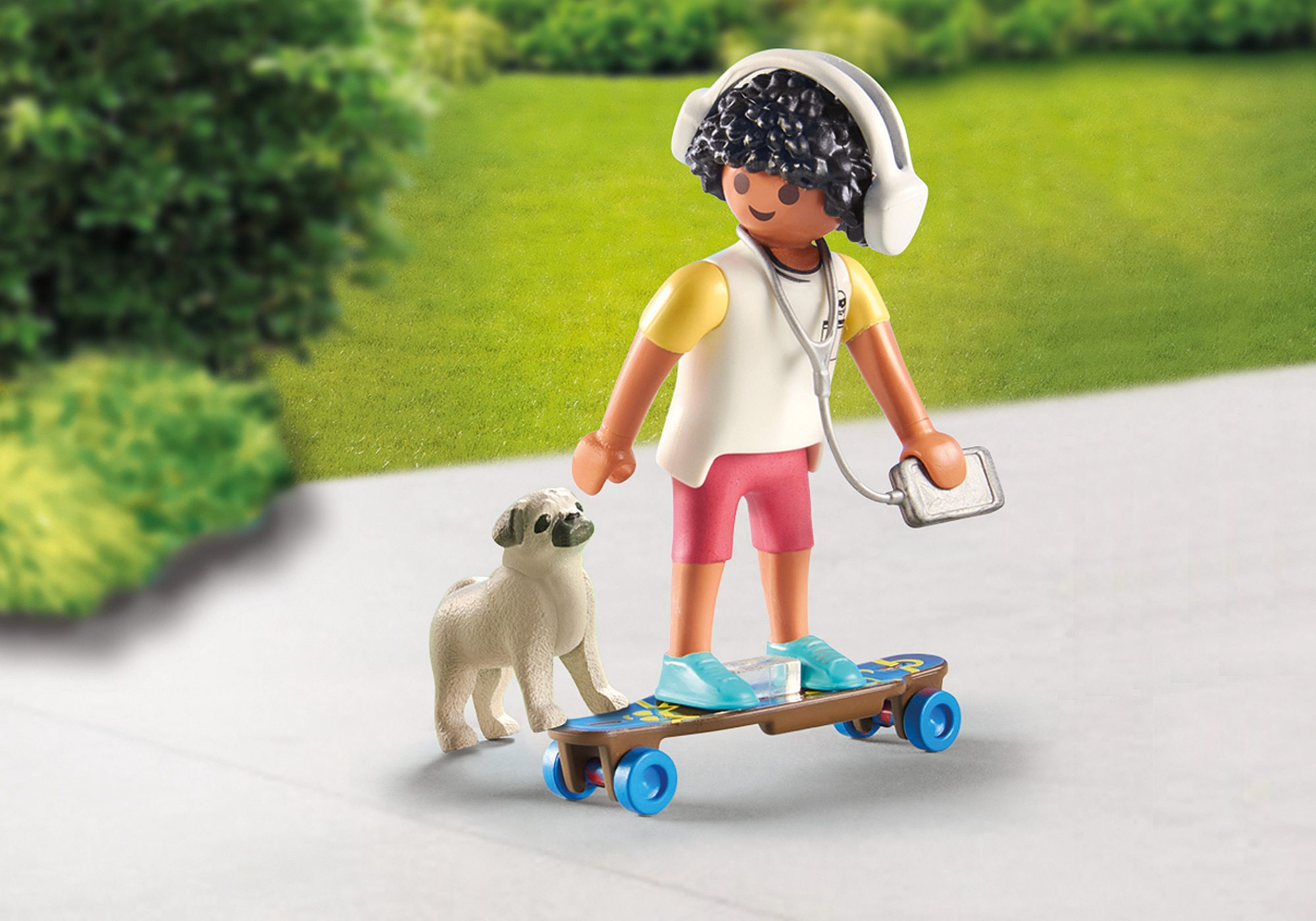 Eine Spielfigur auf einem Skateboard mit einem Hund. Figur trägt Kopfhörer und hält ein Telefon. Grüner Hintergrund.