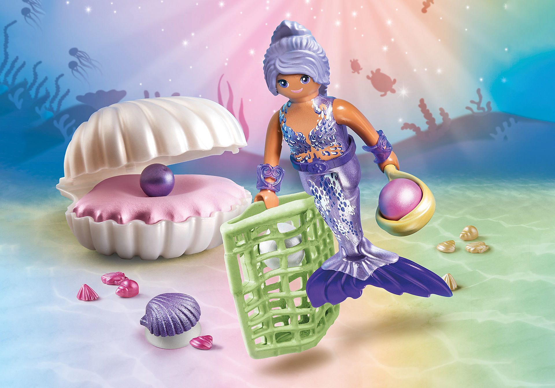 Eine Meerjungfrau-Spielzeugfigur mit Netz, hält eine Perle, in einer Unterwasserszene.