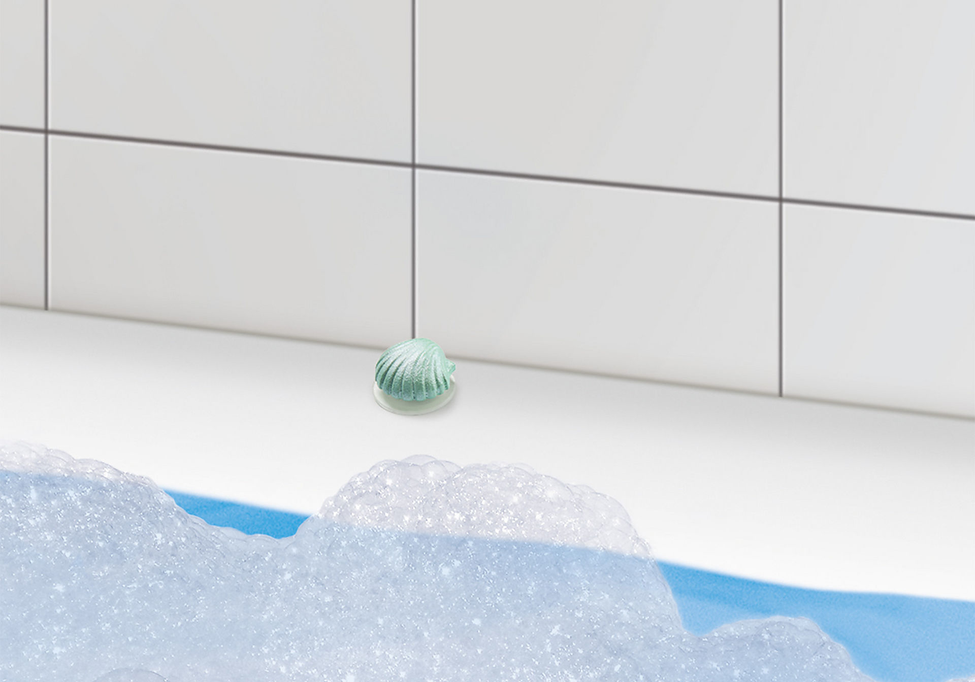 Eine hellblaue Muschel in einem weißen Badezimmer mit vielen Blasen.