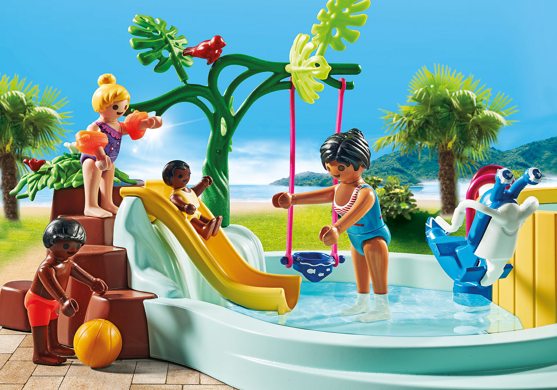 Set de Playmobil con niños, tobogán acuático y piscina. Fondo: playa con palmeras y montañas.