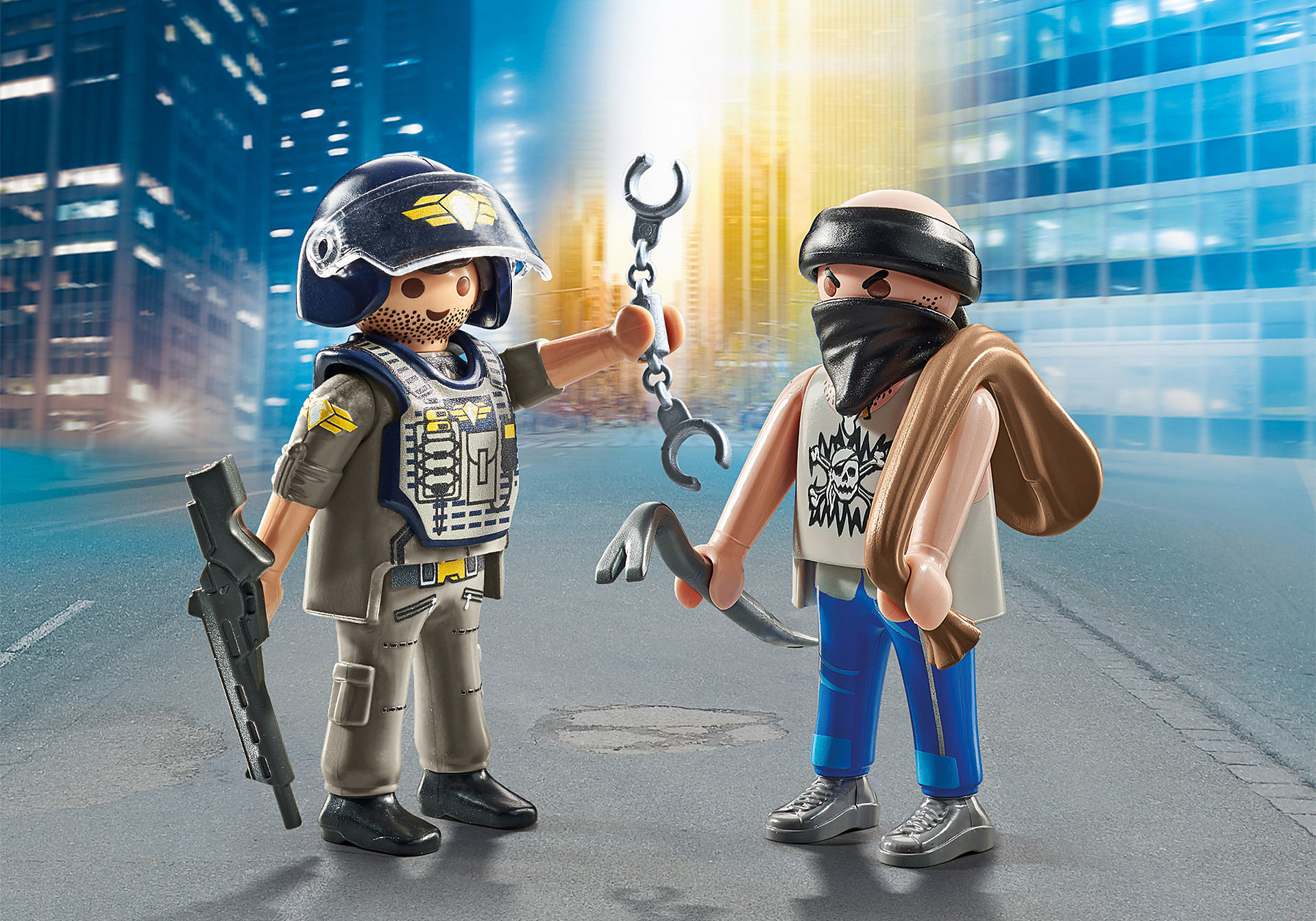 Zwei Spielfiguren: ein Polizist und ein Räuber in einer Stadt. Sie stehen sich gegenüber.