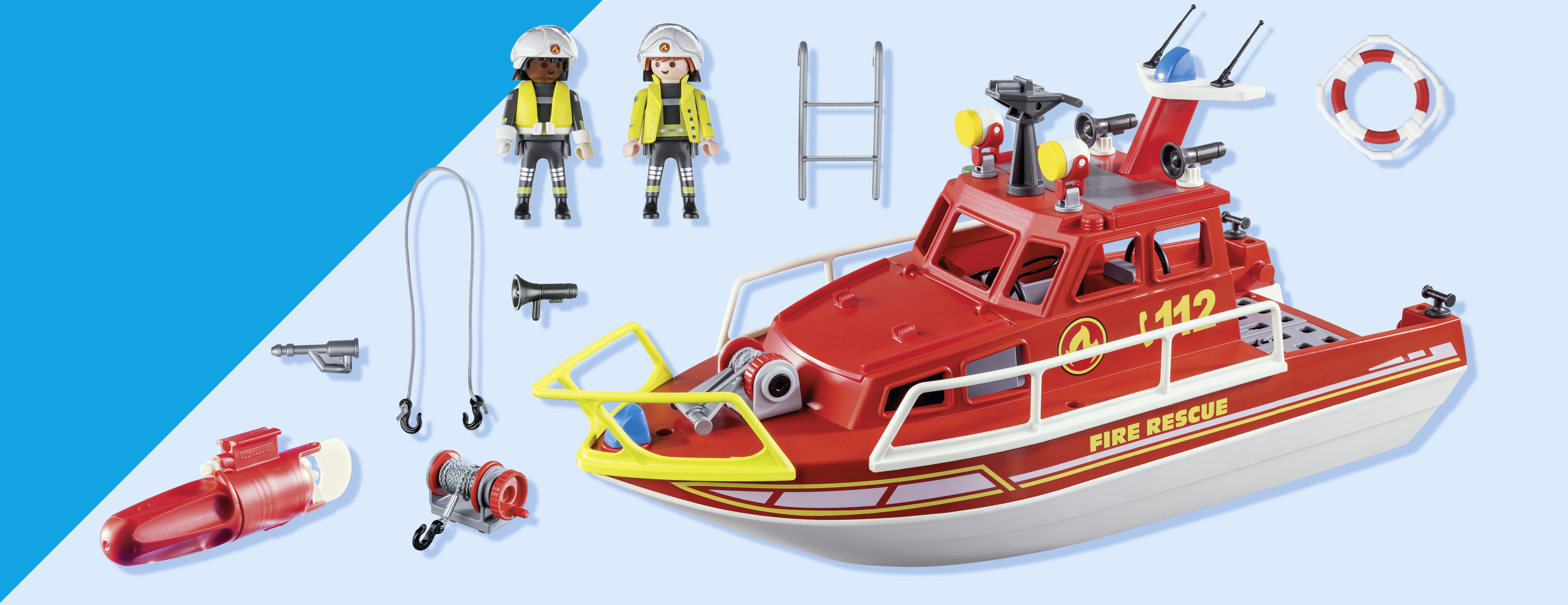 Ein rotes und weißes Spielzeug-Feuerwehrboot mit Zubehör und zwei Spielfiguren.