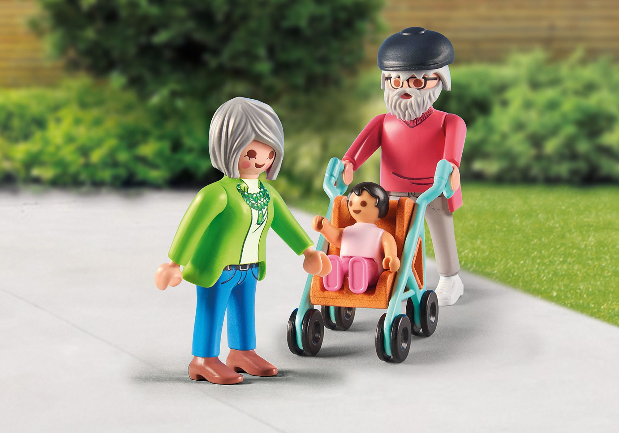 Großeltern schieben ein Baby im Kinderwagen. Das Kind ist im Kinderwagen, die Großmutter berührt es.