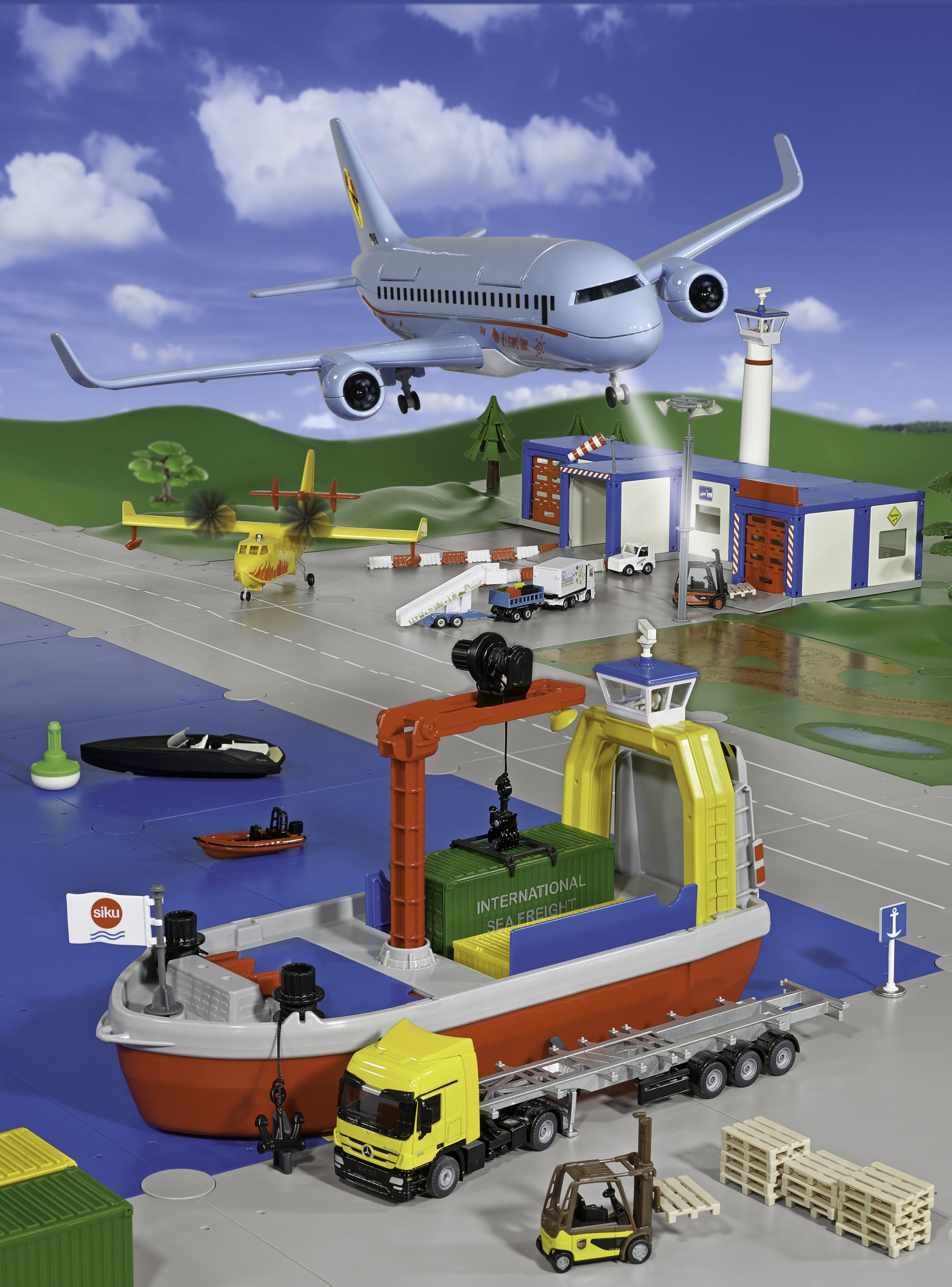 Spielzeug-Flughafenszene mit Flugzeug, Schiff, LKWs und anderen Fahrzeugen im Hintergrund.