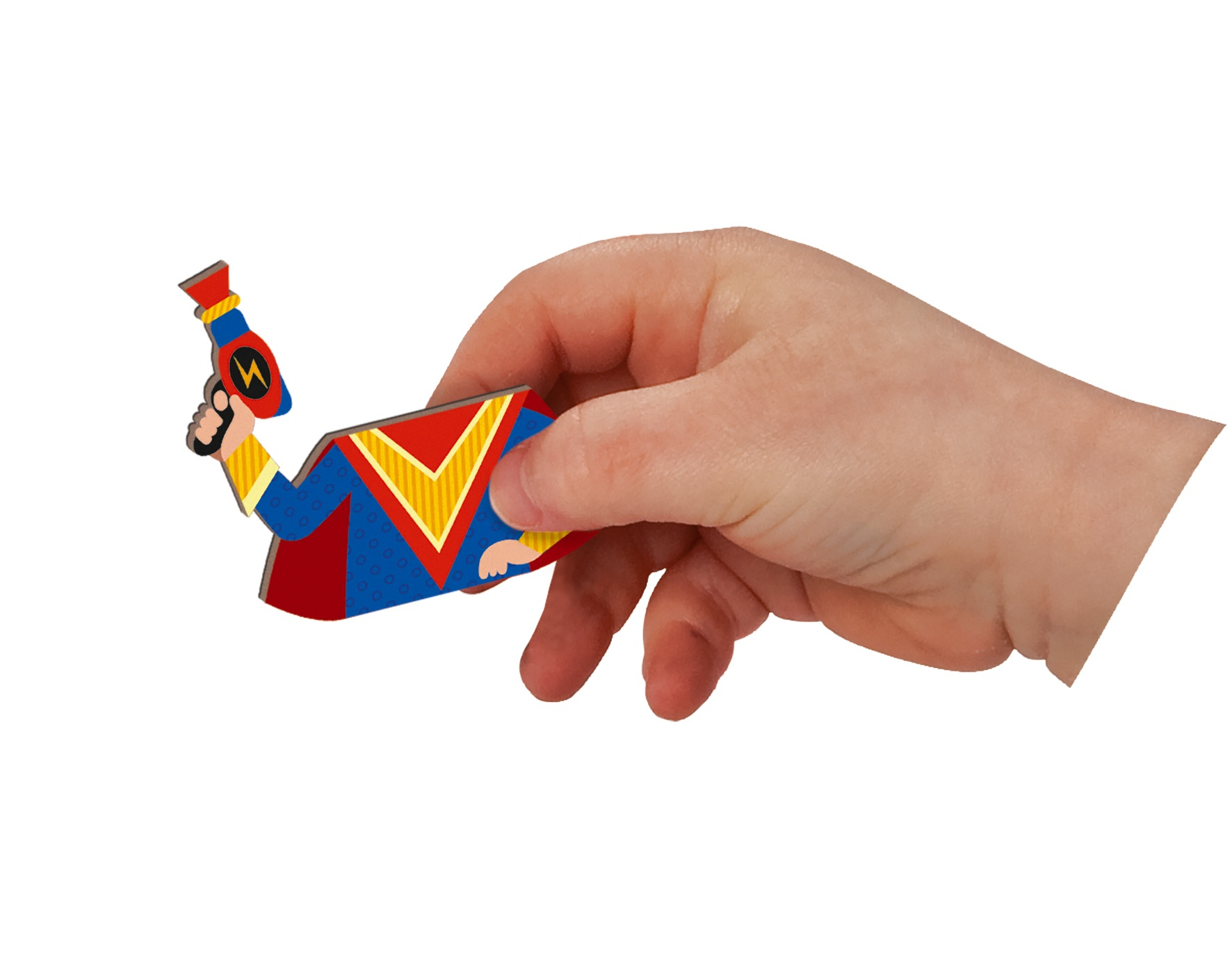 Una mano tiene un ritaglio di cartone di un supereroe con uniforme blu e mantello rosso.