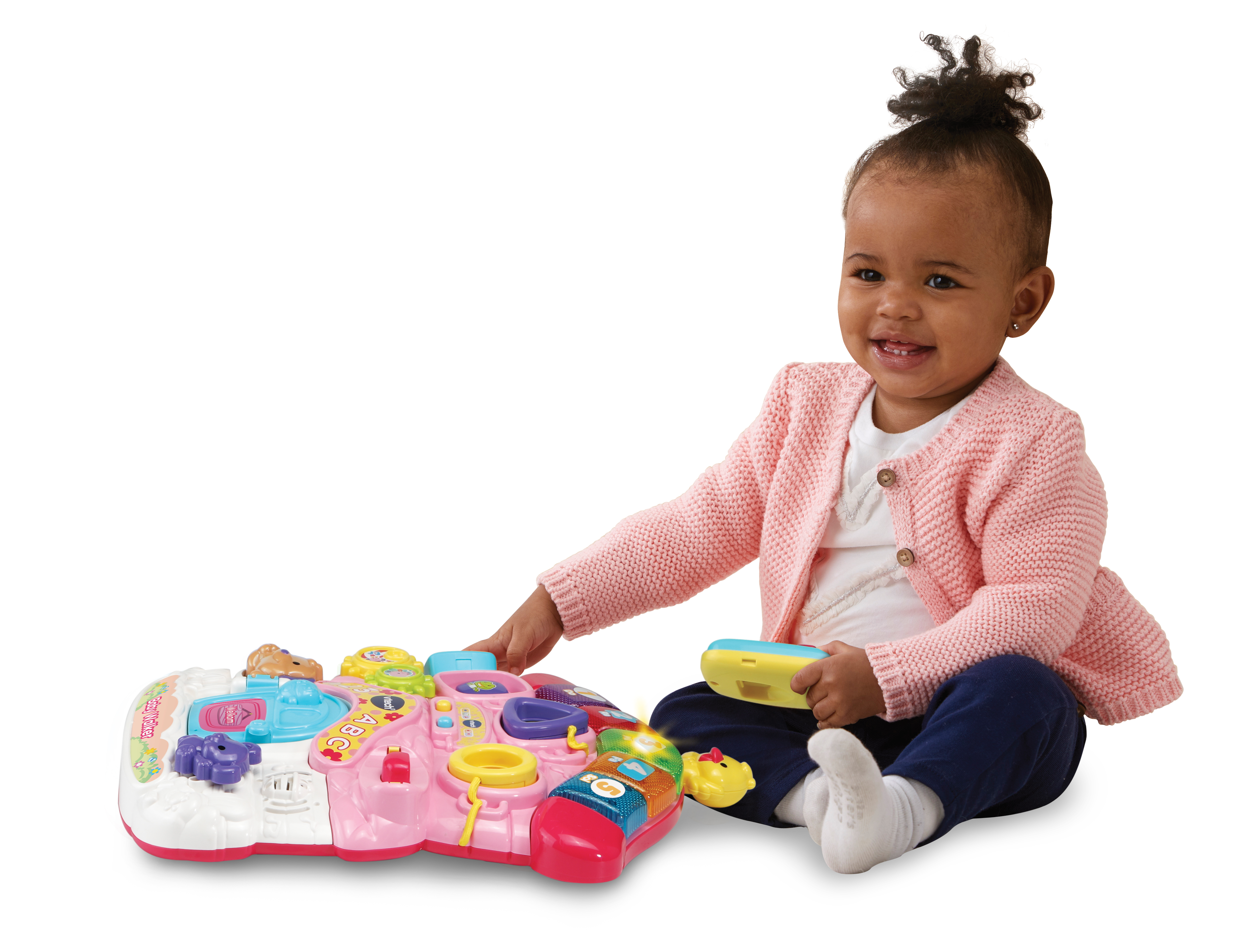 Ein Baby spielt mit einem rosa und farbenfrohen Aktivitätszentrum und lächelt. Weißer Hintergrund.