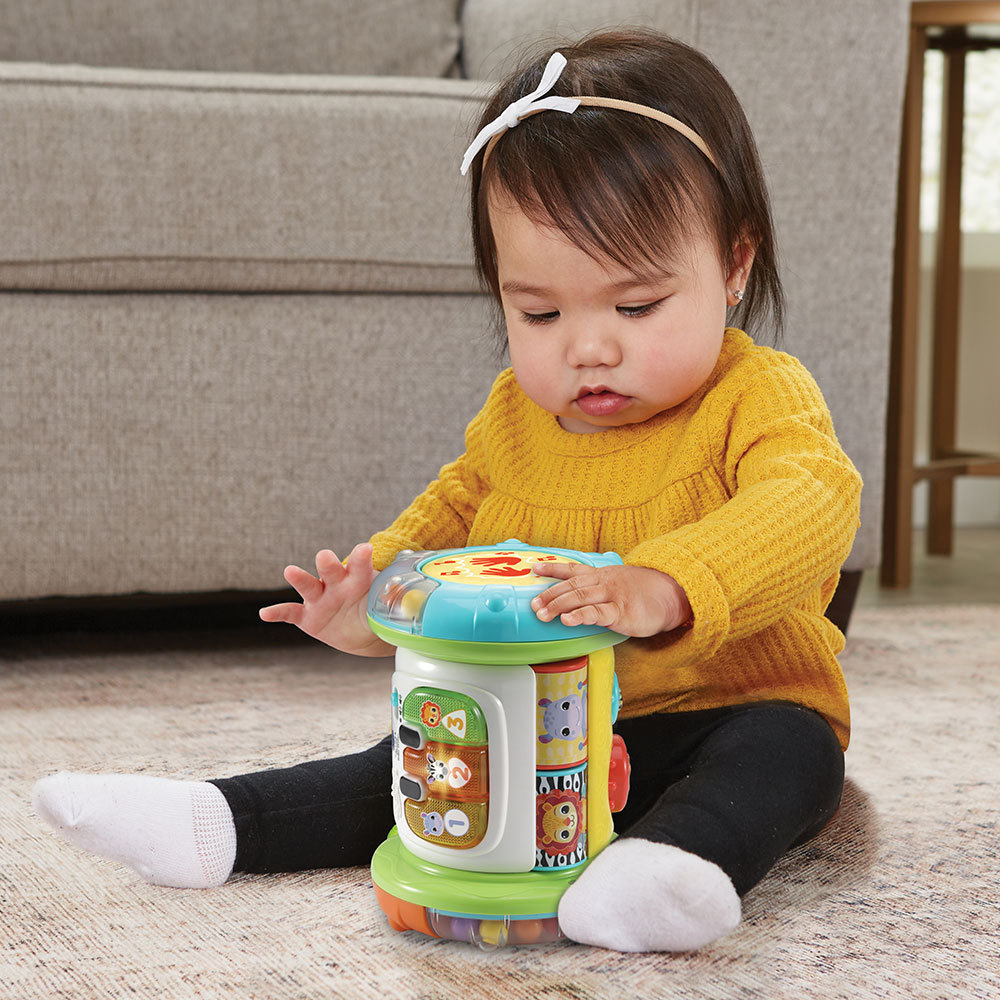 Baby spielt mit einem bunten Spielzeug.