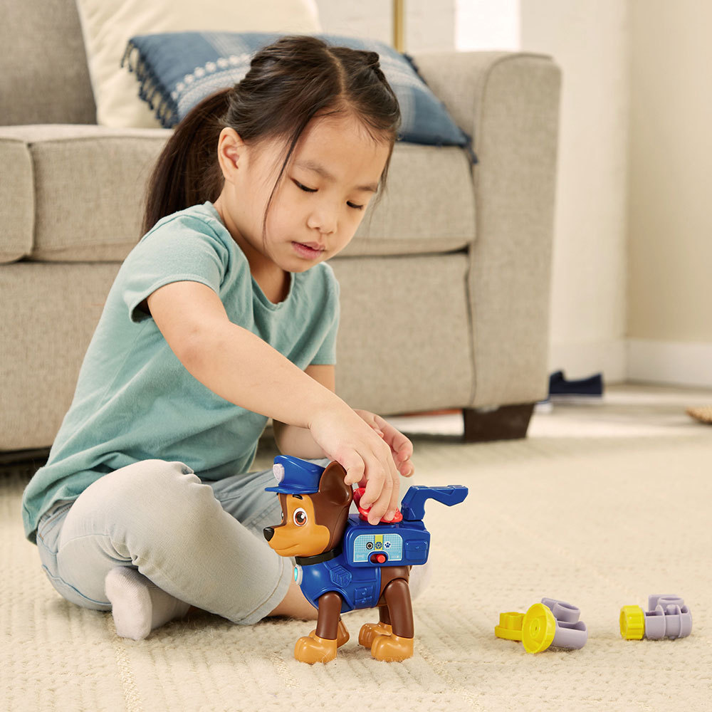 Mädchen spielt mit einem Paw Patrol Spielzeug.