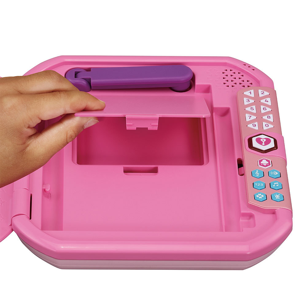 Ein rosa Spielzeugtagebuch, bei dem eine Hand den Deckel öffnet und ein Fach mit Tasten und Knöpfen freigibt.