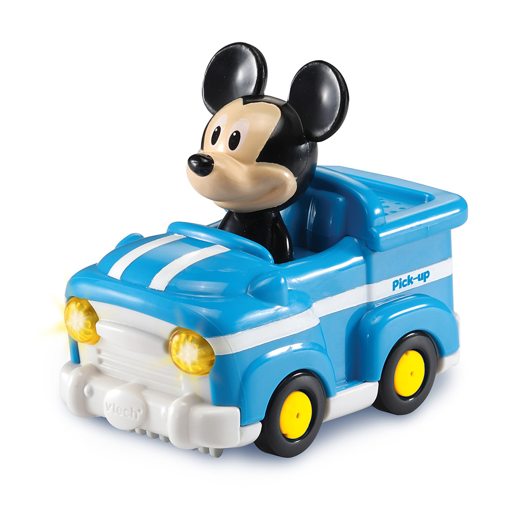 Mickey Mouse in einem blauen LKW-Spielzeug mit weißen Streifen und gelben Rädern.