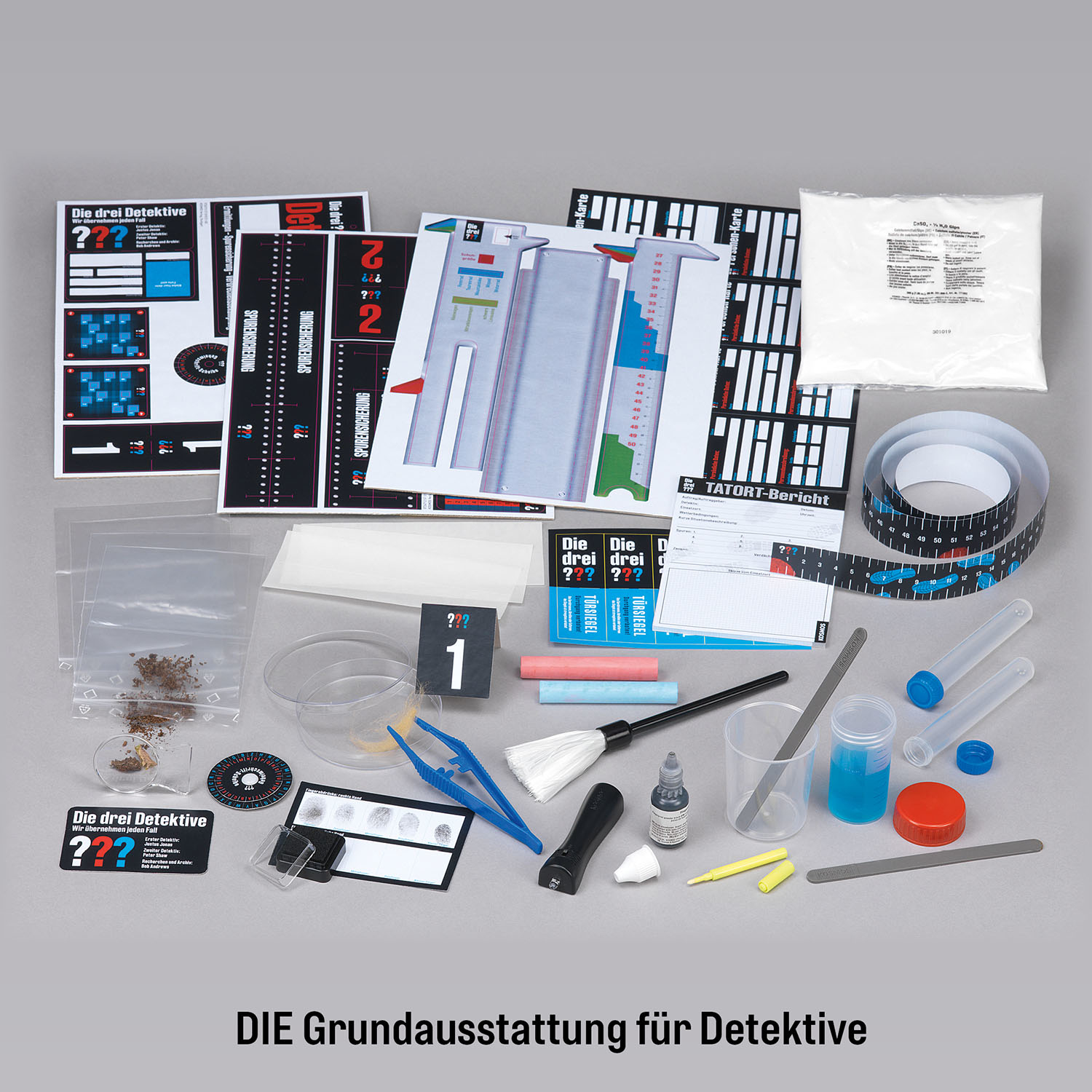 Detektiv-Kit mit verschiedenen Gegenständen: Karten, Lupe, Puder, Reagenzgläser und Klebeband.