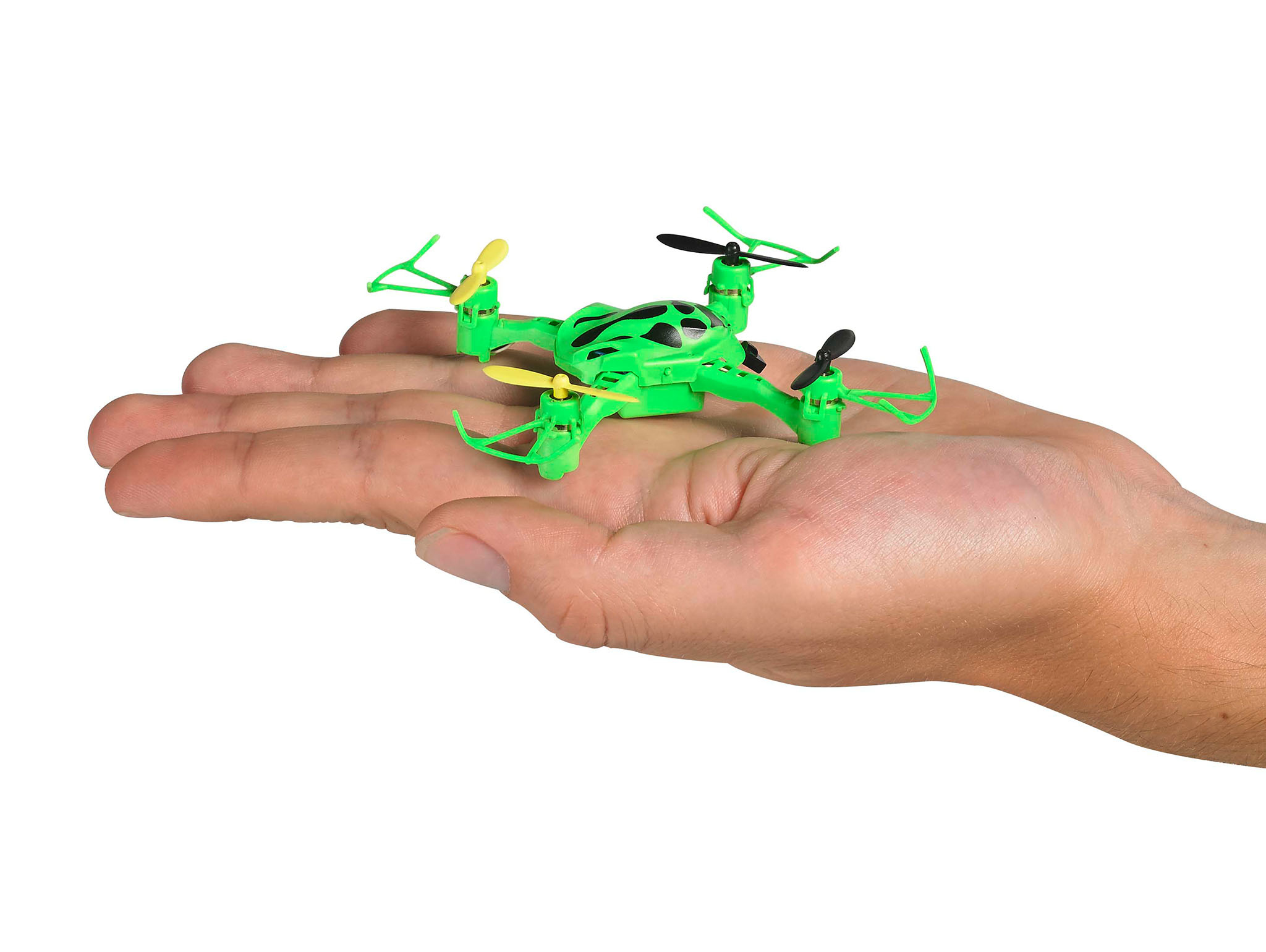 Eine grüne und schwarze Drohne wird in einer offenen Hand gehalten. Die Drohne hat gelbe Propeller und ist vor weißem Hintergrund.