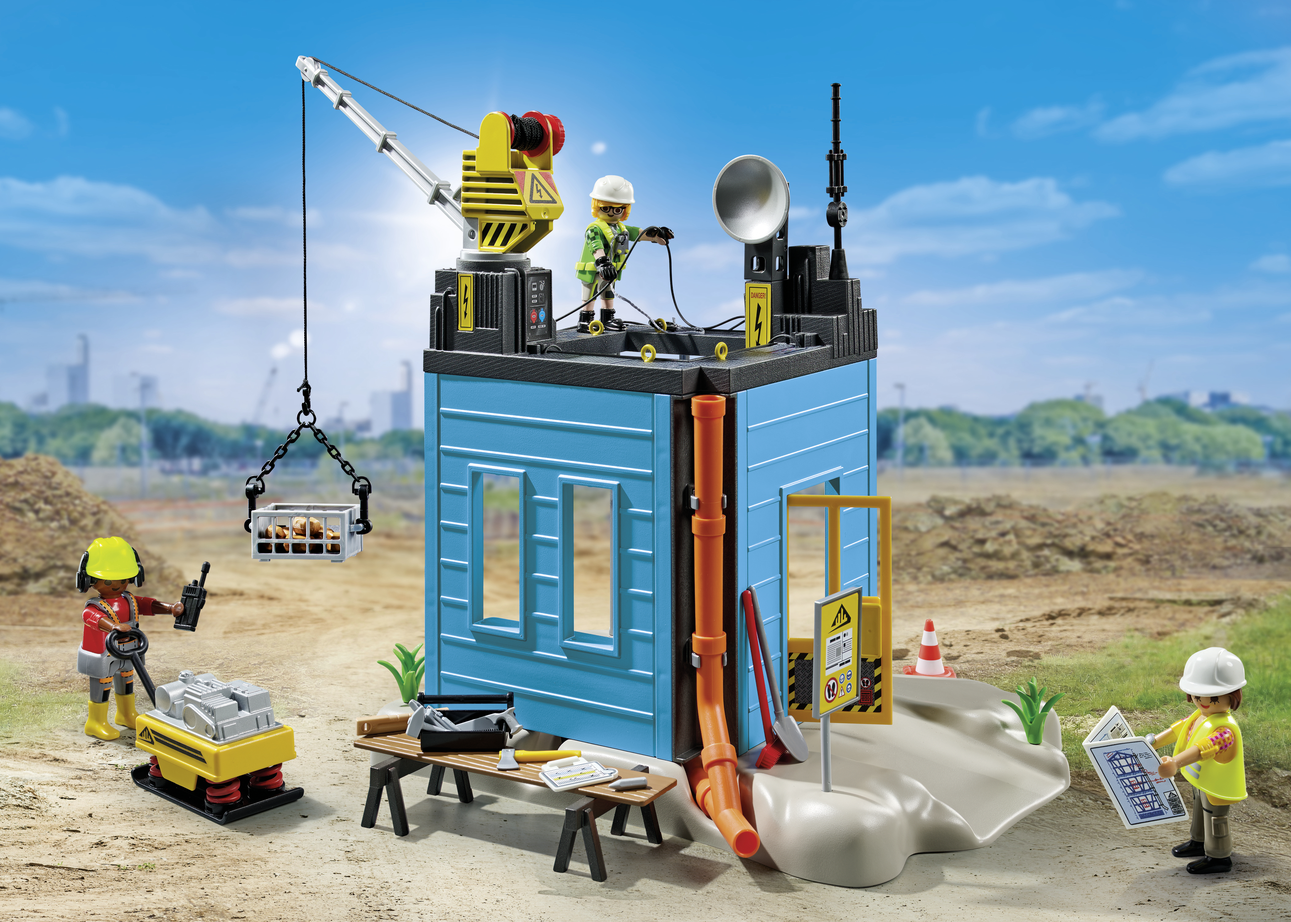 Set di costruzioni giocattolo con operai, una gru e un edificio su sfondo blu.