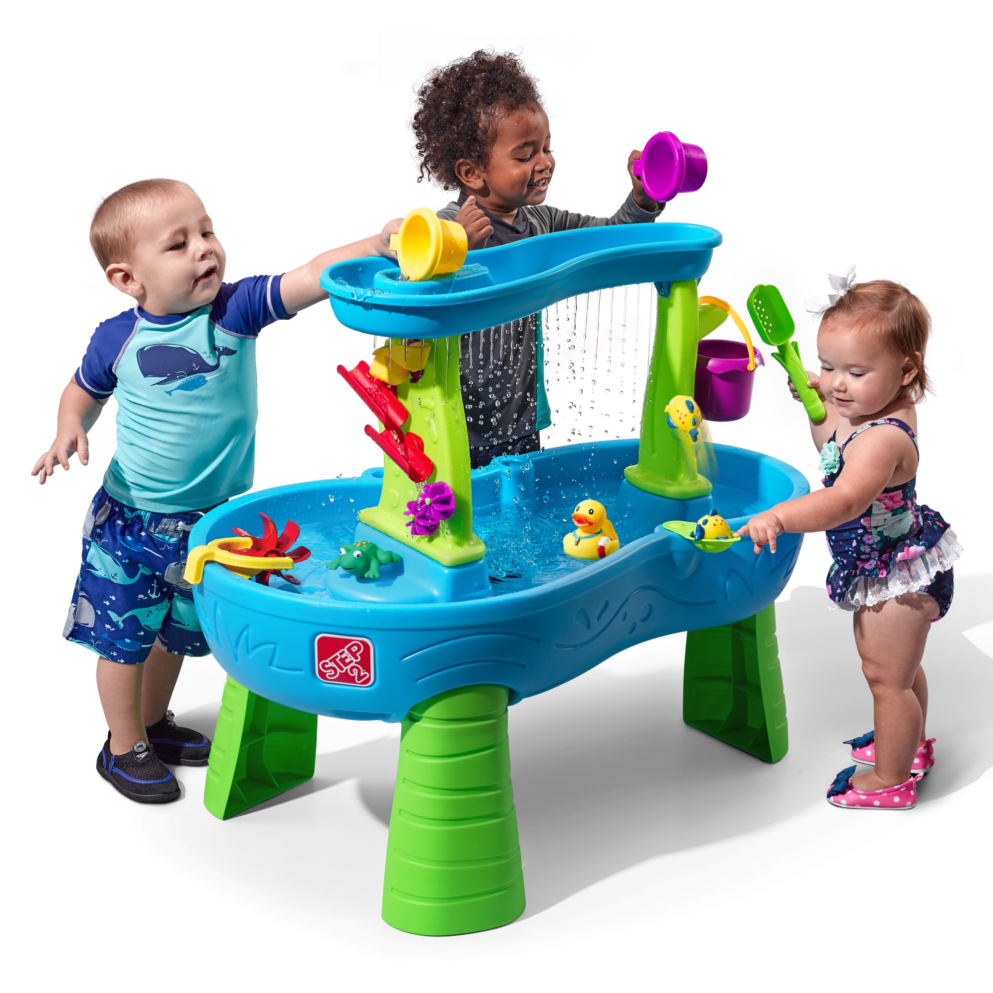 Drei Kleinkinder spielen mit einem Wassertisch. Sie gießen Wasser und benutzen Spielzeug in einem blau-grünen Tisch.