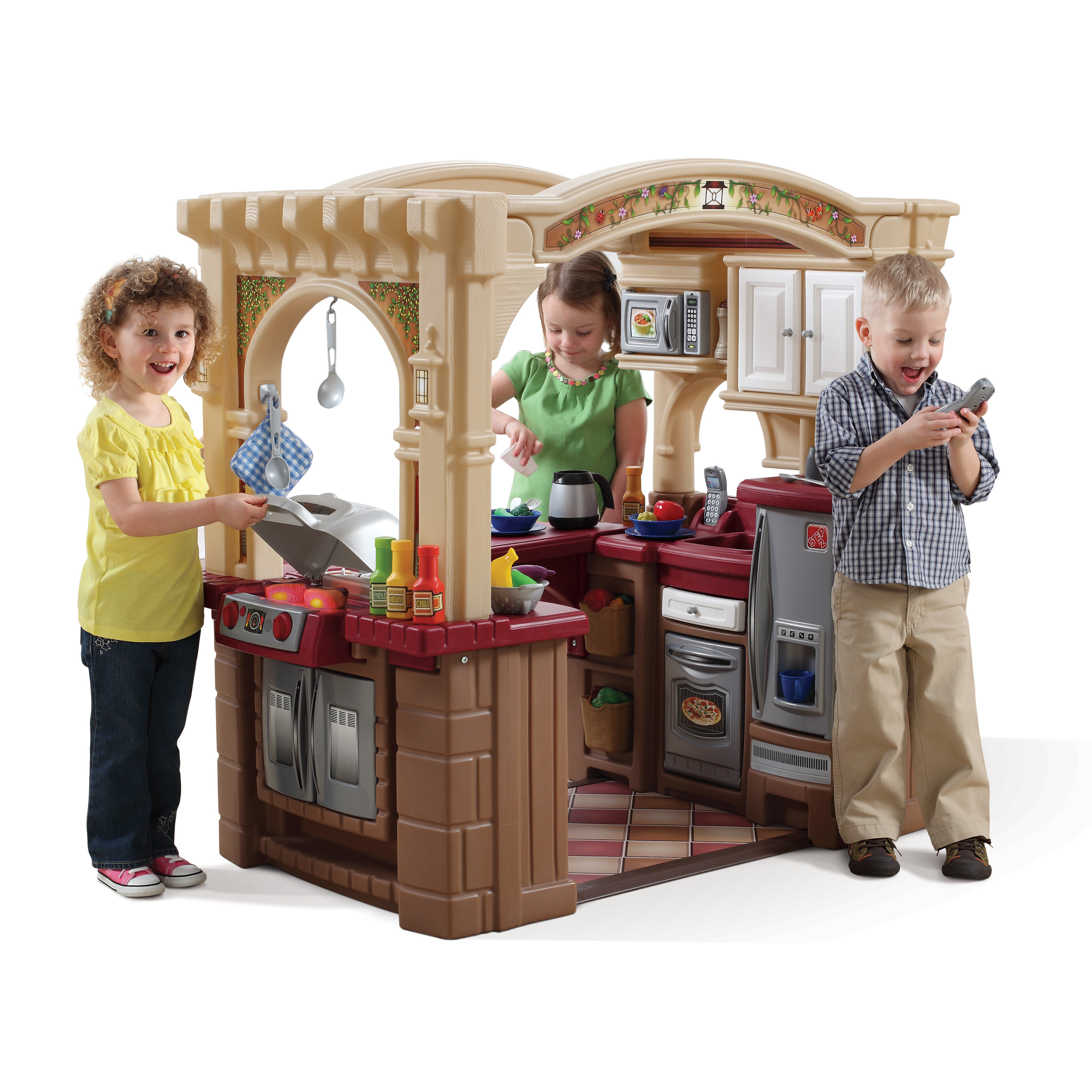Drei Kinder spielen mit einer Spielzeugküche. Ein Kind hält ein Spielzeugtelefon.