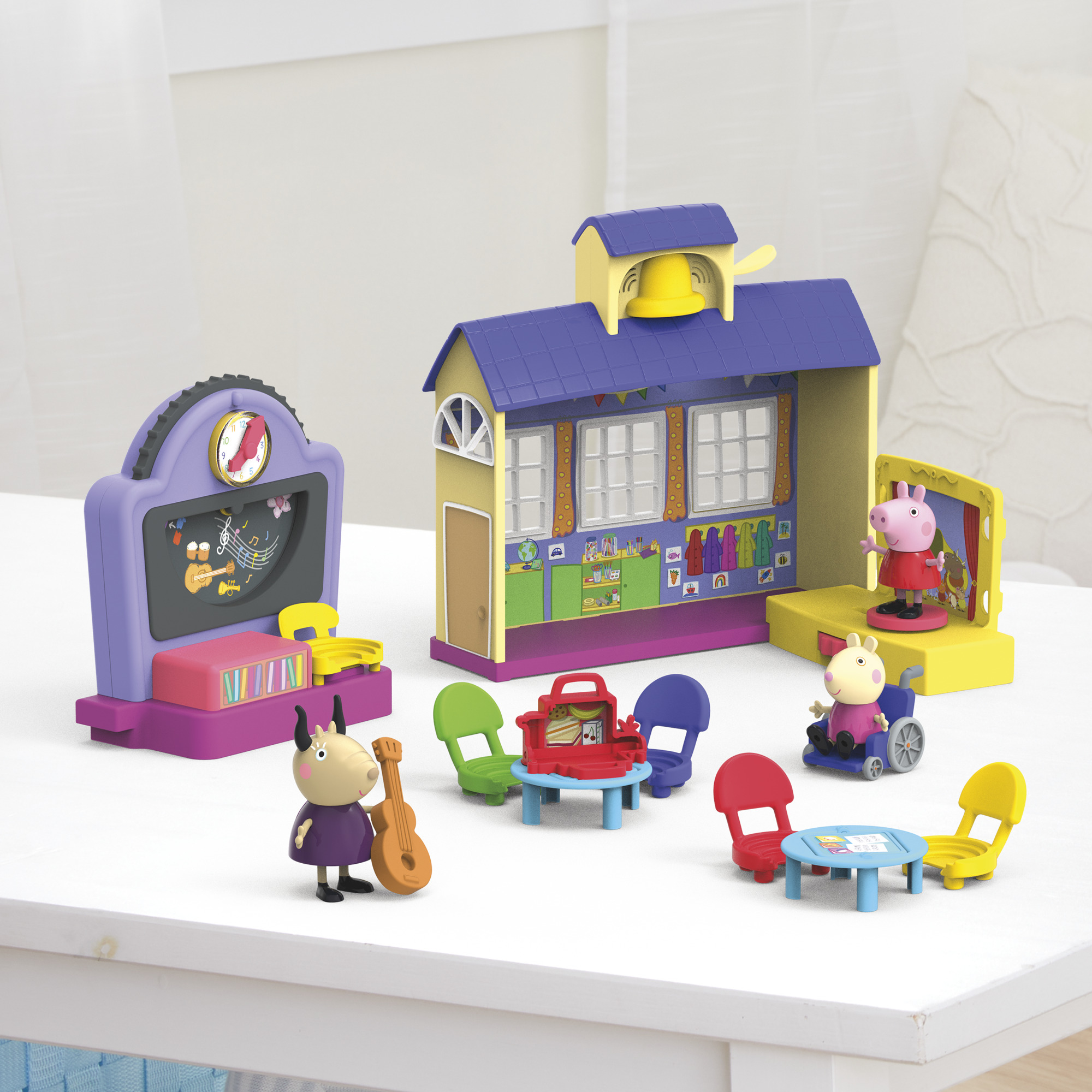 Peppa Wutz Spielset. Schulgebäude, TV, Bühne und Figuren mit Tischen und Stühlen auf weißer Fläche.