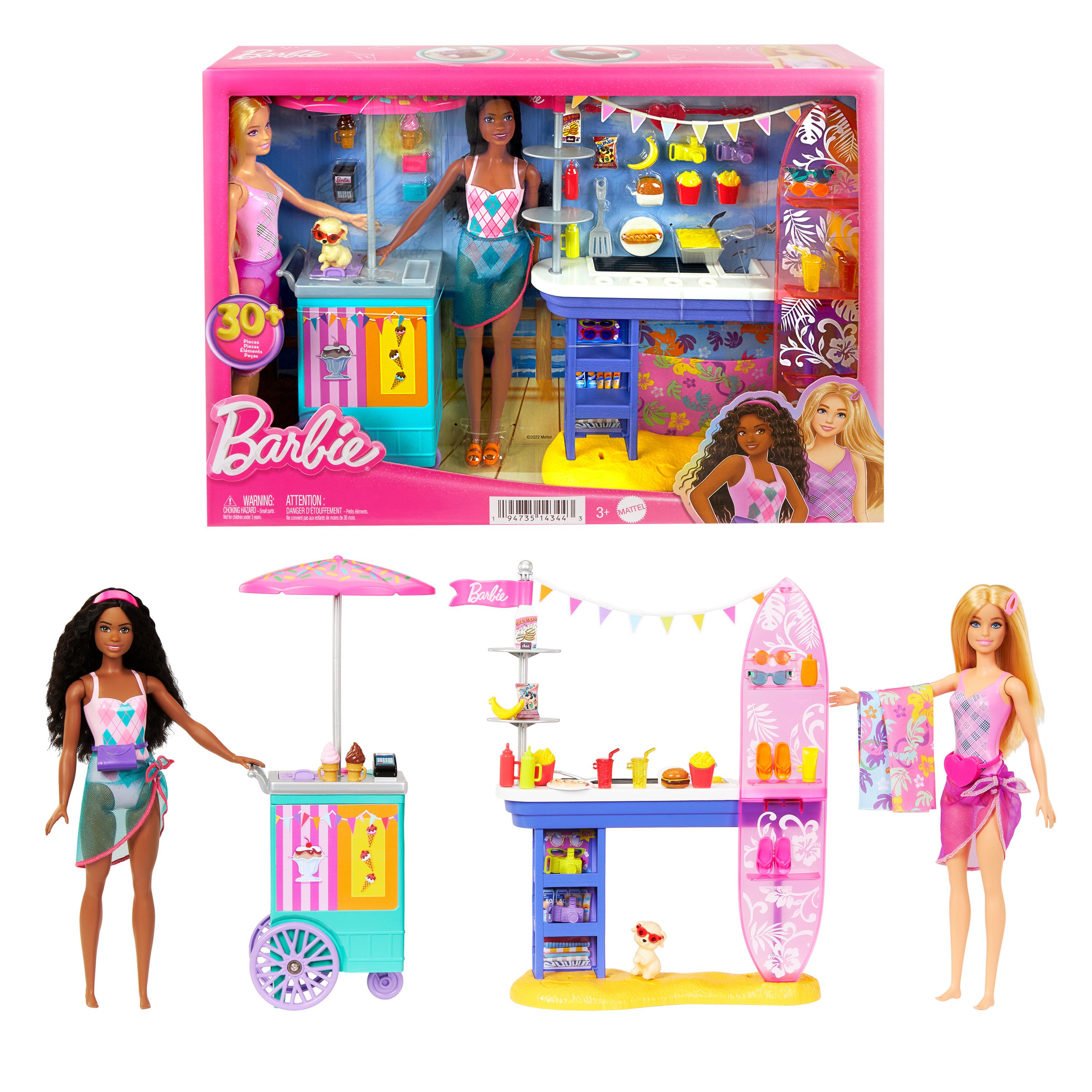 Barbie-Puppen-Spielset mit Puppen und Zubehör. Der Hintergrund ist weiß.