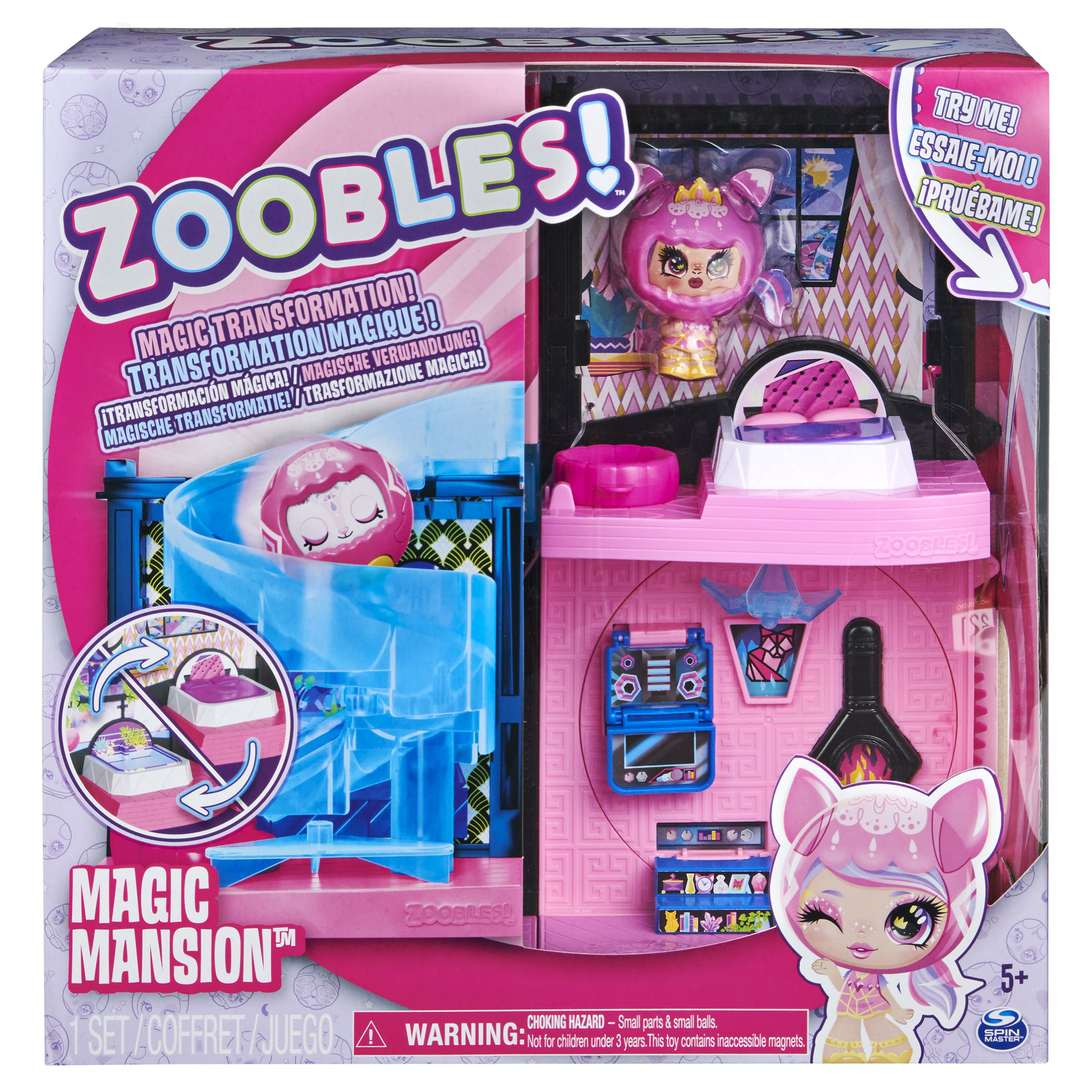 Eine Spielzeugkiste mit einem rosa Haus und einer Puppe darin. Auf der Box steht das Wort ZOOBLES!