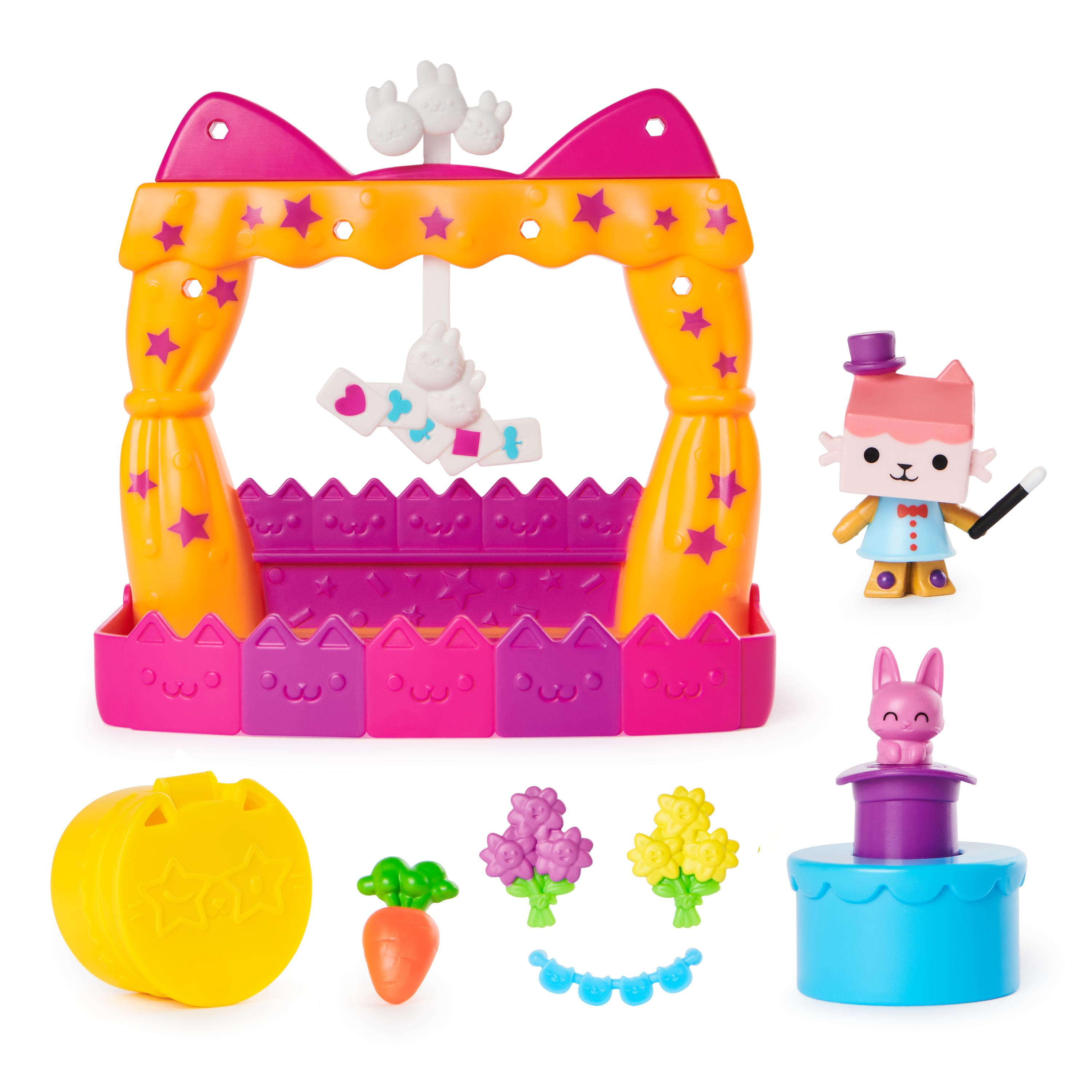 Eine Spielzeugbühne mit Spielfiguren. Enthält eine rosa Bühne, Katzenfiguren, ein Häschen und anderes Zubehör.