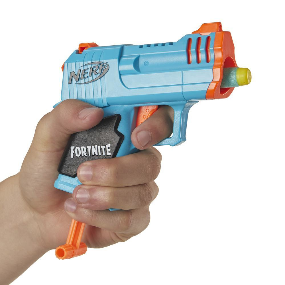 Eine Spielzeugpistole in einer Hand, mit blauem Körper, orangefarbenen Akzenten und dem Wort „FORTNITE“ auf einem schwarzen Griff.