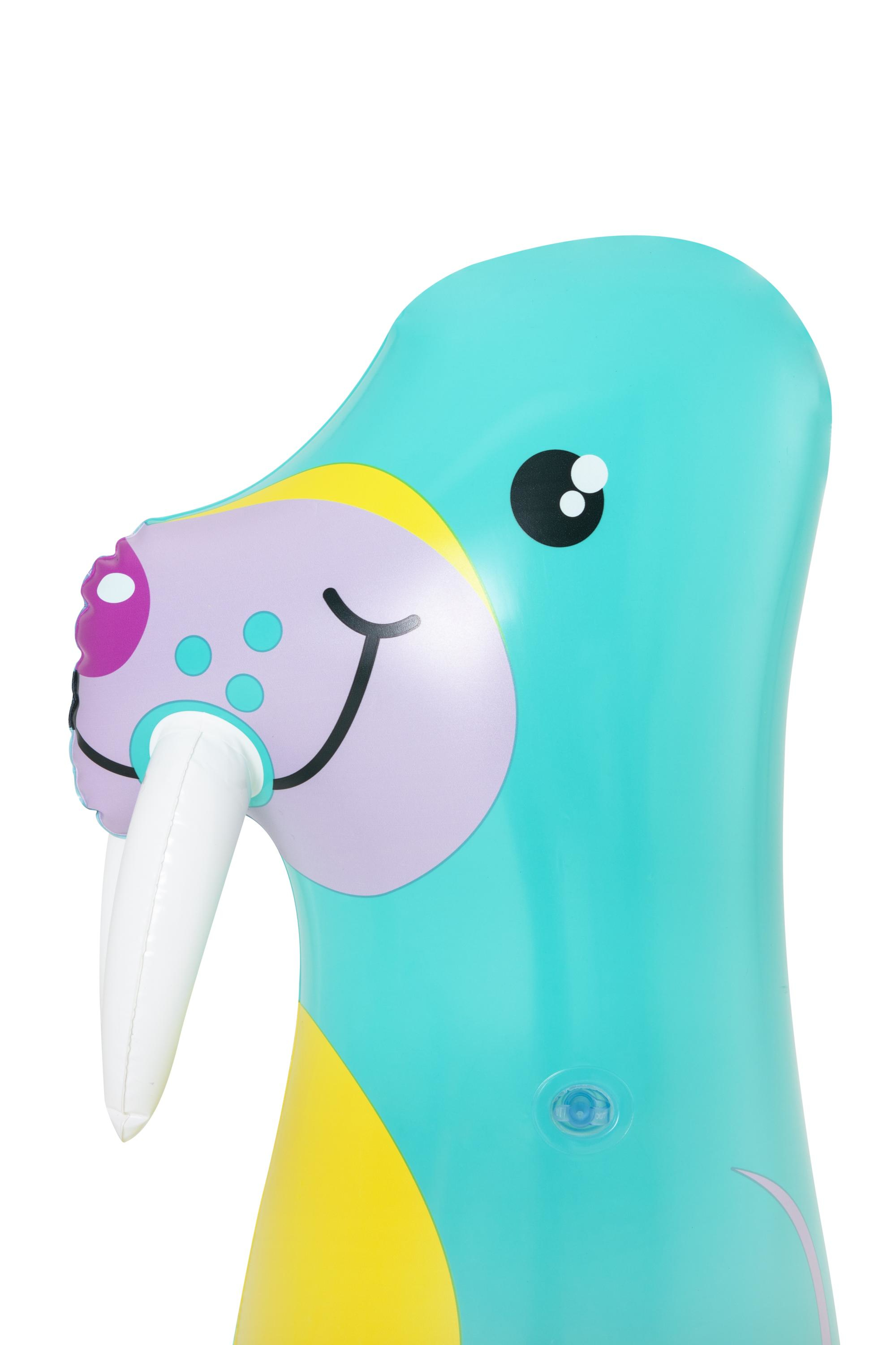 Nadmuchiwana głowa morsa z turkusowym ciałem, różowym nosem i białymi kłami.