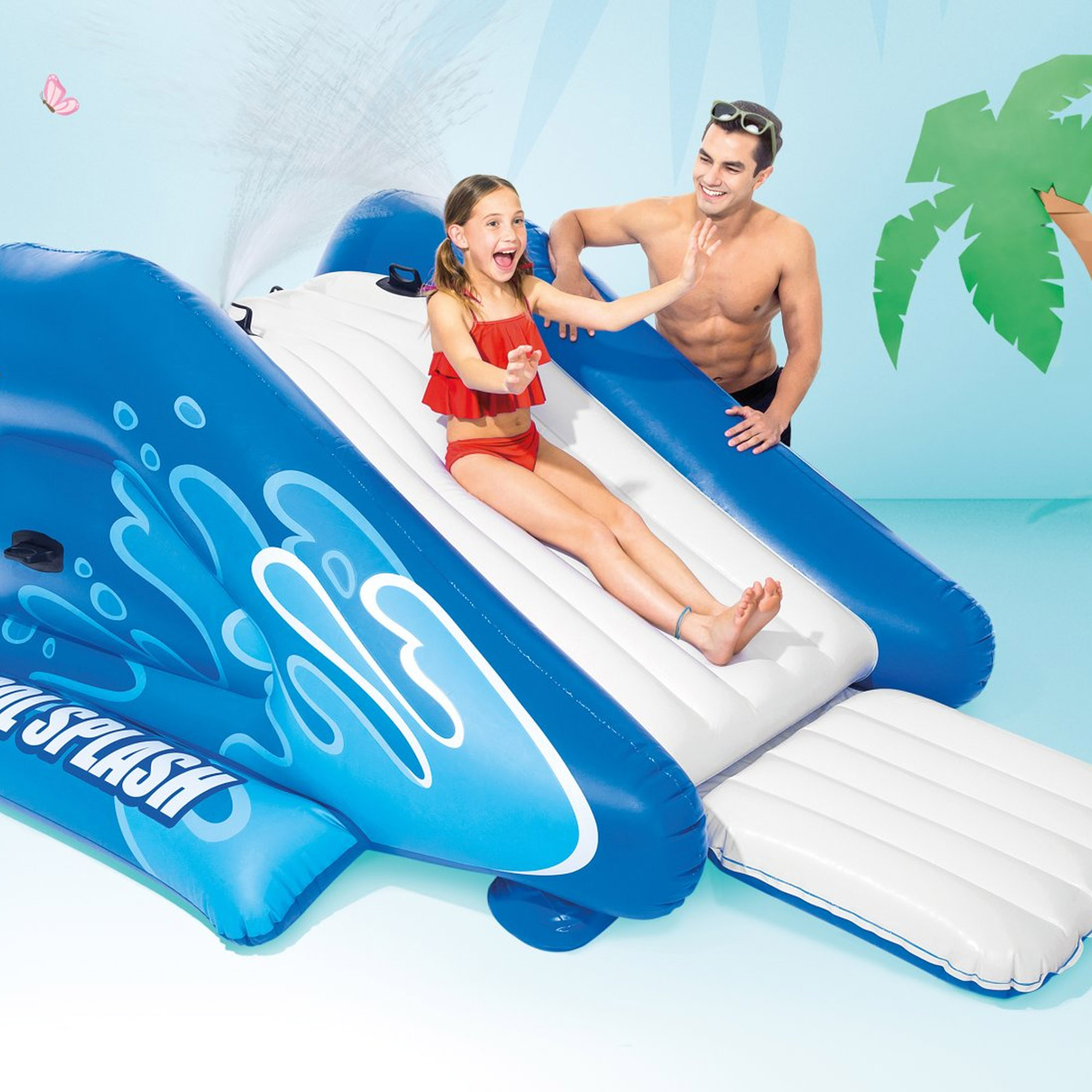 Ein Mädchen rutscht eine blaue Wasserrutsche hinunter. Ein erwachsener Mann steht oben.
