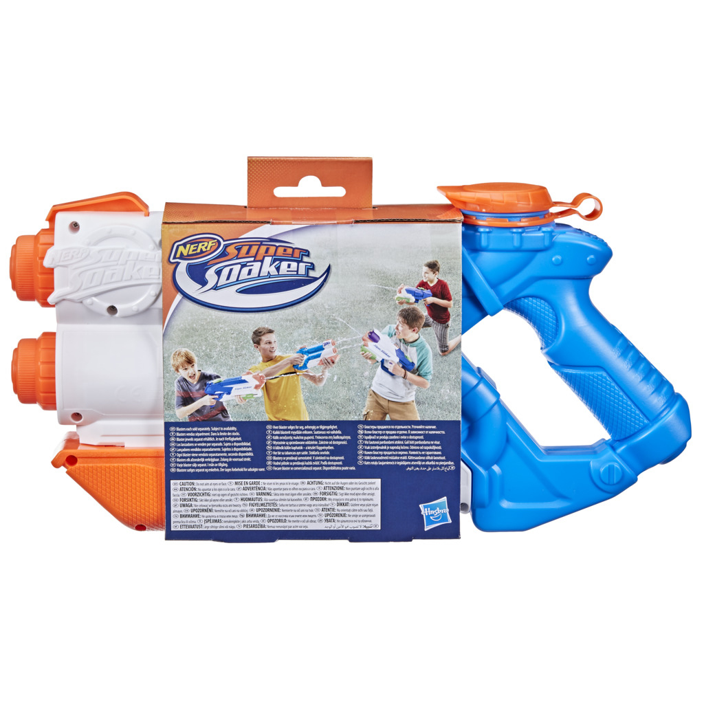 Una pistola de agua Nerf Super Soaker azul y blanca en una caja de cartón. Niños en el fondo.