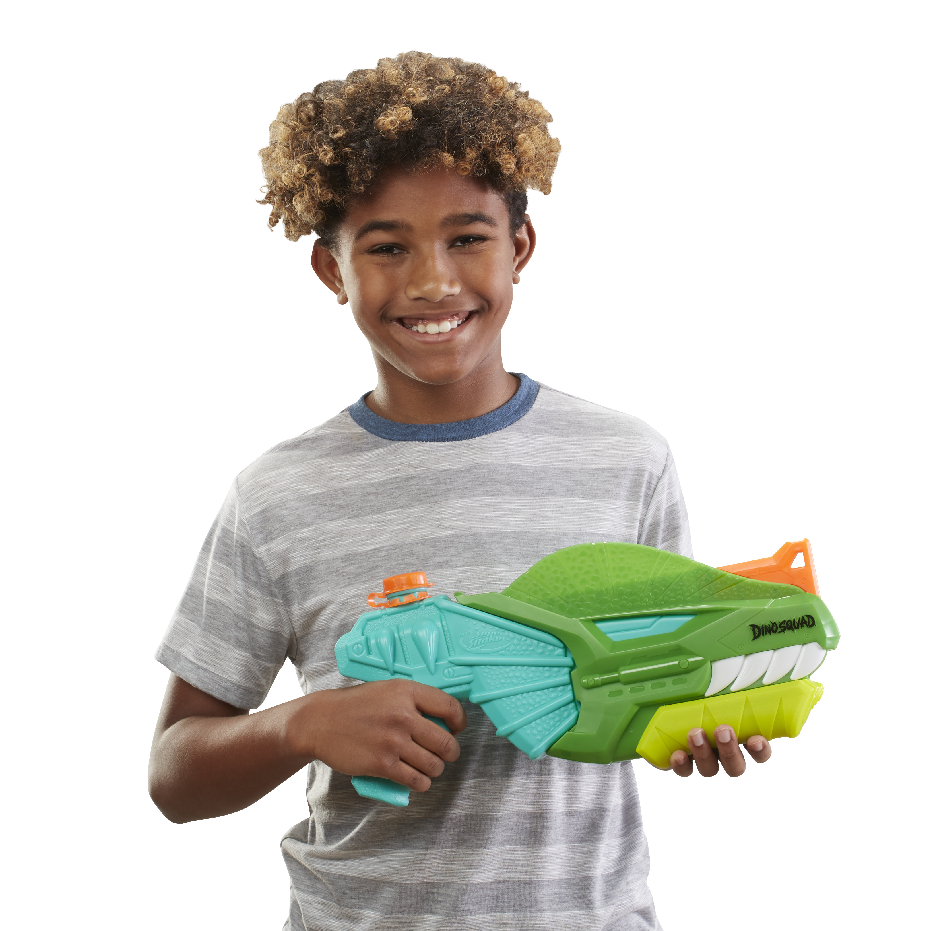 Ragazzo che tiene in mano una pistola ad acqua a forma di dinosauro verde e blu, sorridente.